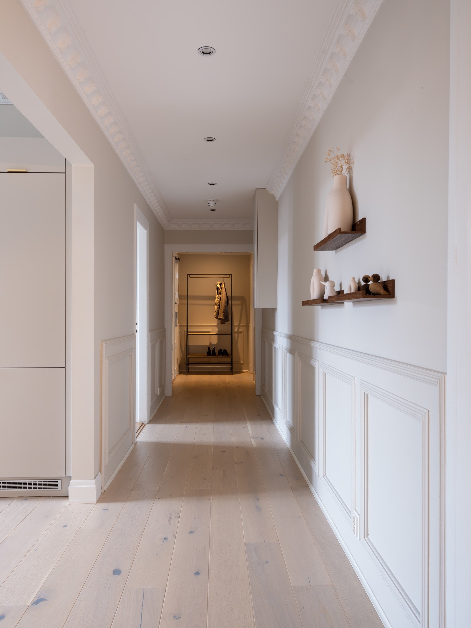 Når du kommer inn i leiligheten møtes du av en lys entré/hall med flotte klassiske veggspeil og god takhøyde. Galleribilde