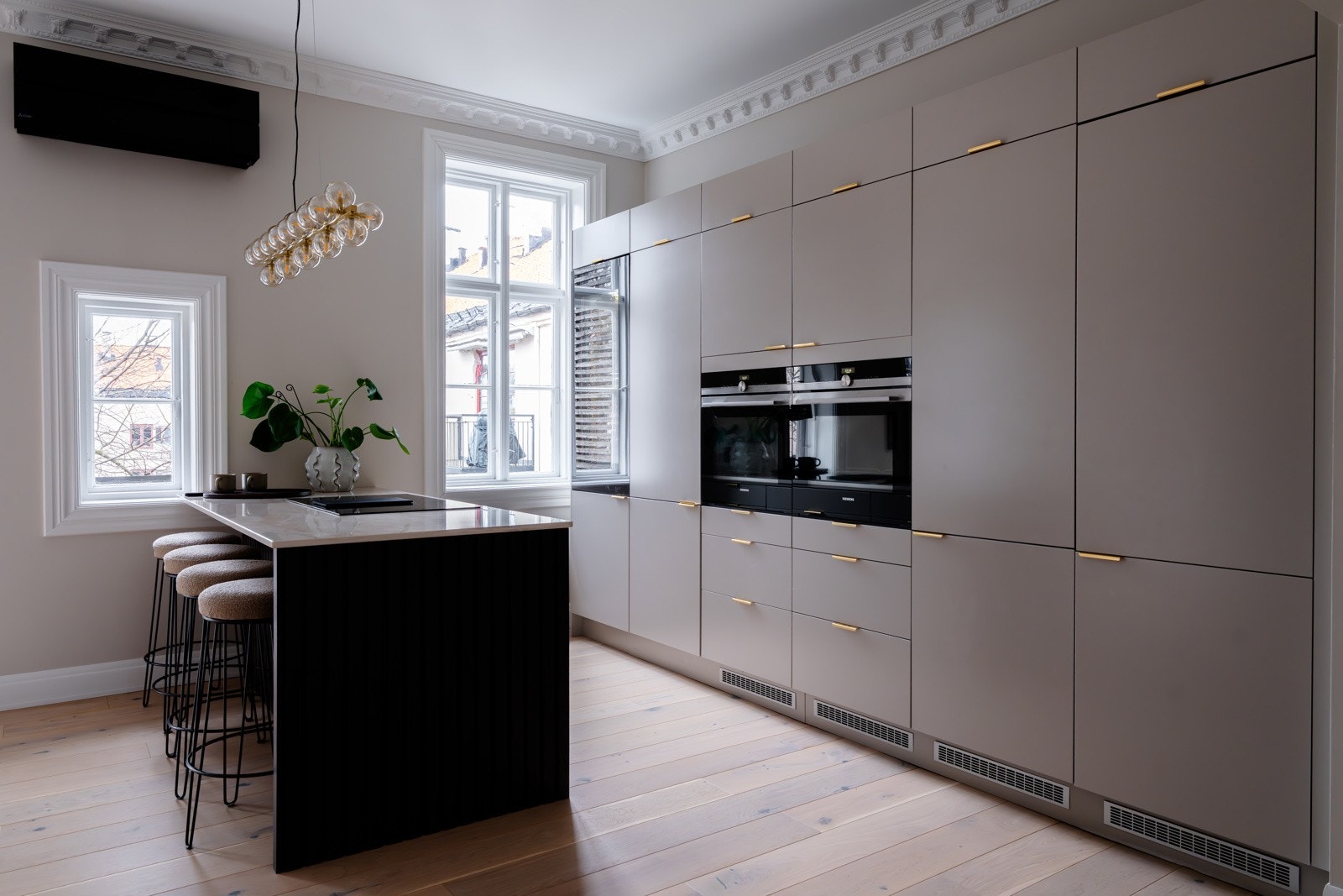 Innredningen har slette fronter, benkeplater i sten (dekton), underlimt oppvaskkum i kompositt, steinplate mellom benk og overskap, benkeskapsbelysning og praktiske stikkontakter. Galleribilde