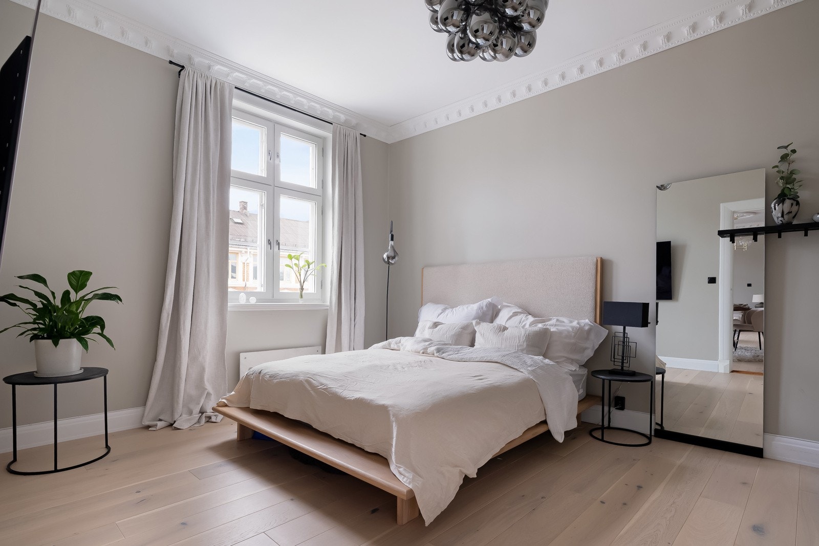 Boligen har tre fine og romslige soverom med generøs takhøyde på 2,93 meter. Galleribilde