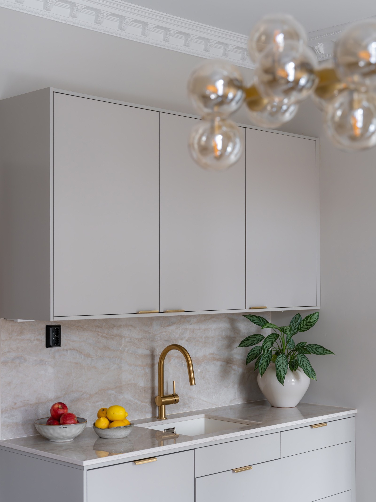 Videre er kjøkkenet utstyrt med komfyrvakt og automatisk vannstopper plassert under oppvaskkummen. Galleribilde