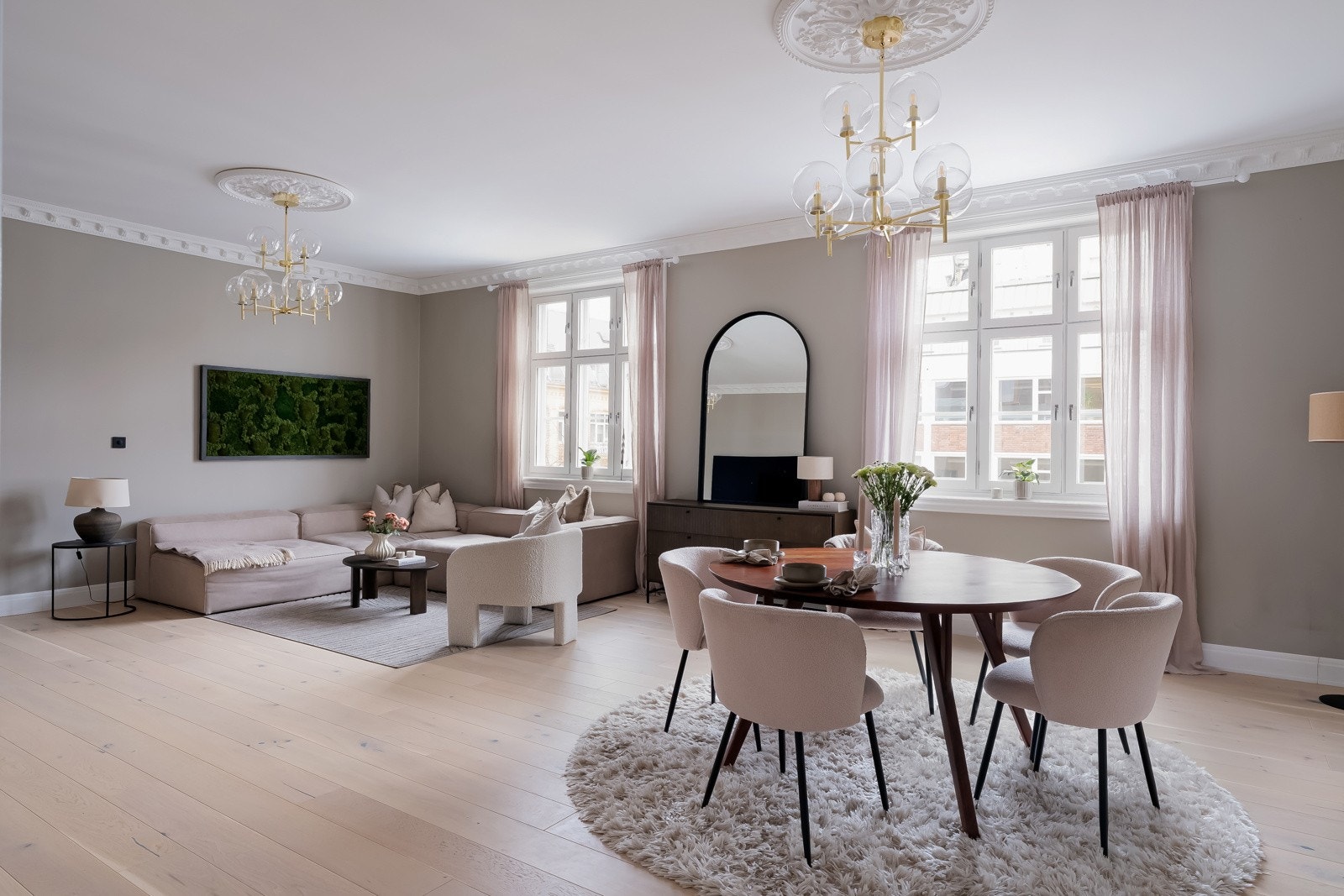 Her kommer du til en meget romslig, klassisk og gjennomført 4-roms på hele 138 kvm med supersentral og ettertraktet beliggenhet på Majorstuen. Galleribilde