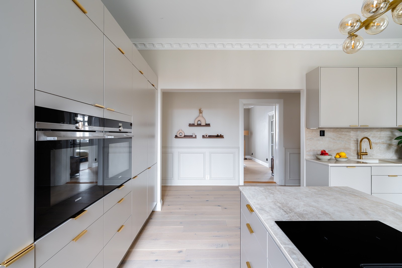 Kjøkkenet er utstyrt med integrerte hvitevarer bestående av kjøleskap, fryseskap, oppvaskmaskin, vinskap, stekeovn i høyskap samt nedfelt induksjonstopp med integrert ventilator - alt medfølger handelen. Galleribilde