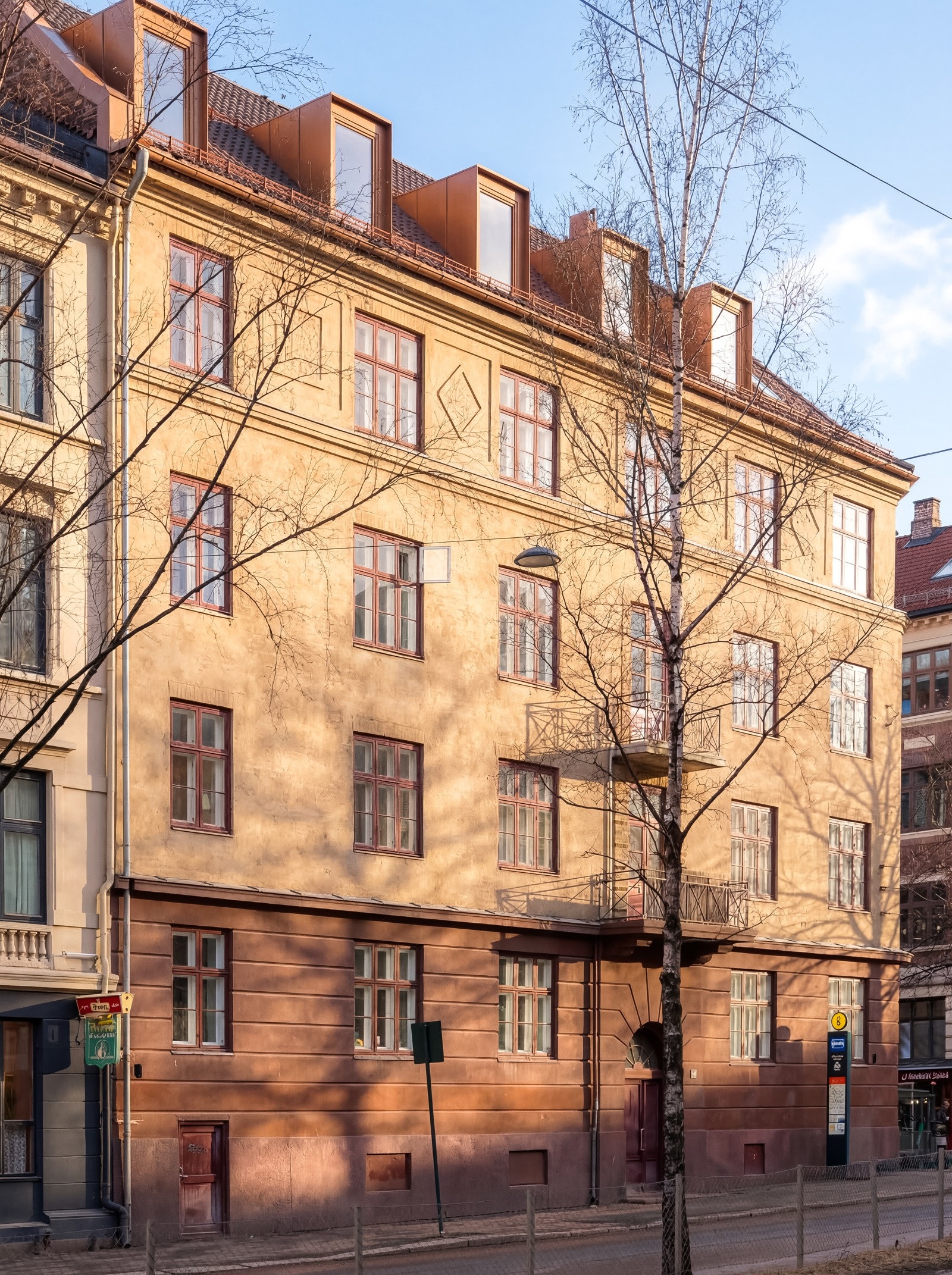 Leiligheten har en attraktiv og sentral beliggenhet på Majorstuen. Lyssetting/sol/vegetasjon i foto er redigert med AI og det tas forbehold om eventuelle feil. Galleribilde