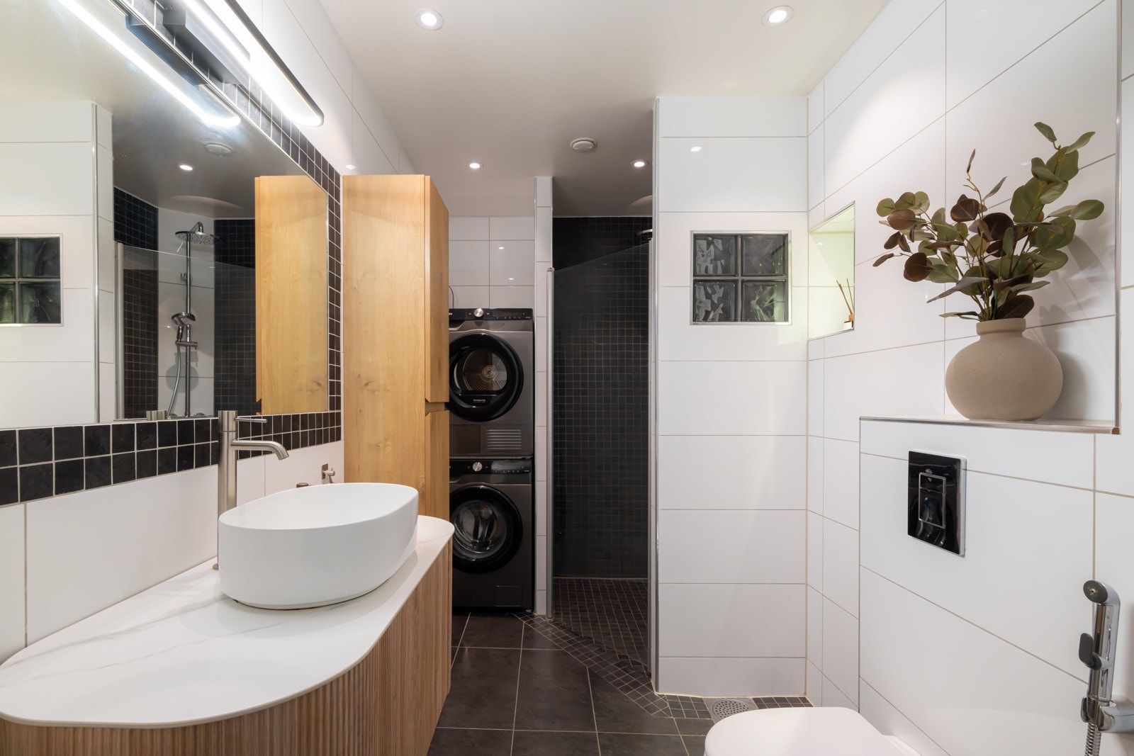 Delikat baderom fra 2011 med ny baderomsinnredning fra 2024. Galleribilde