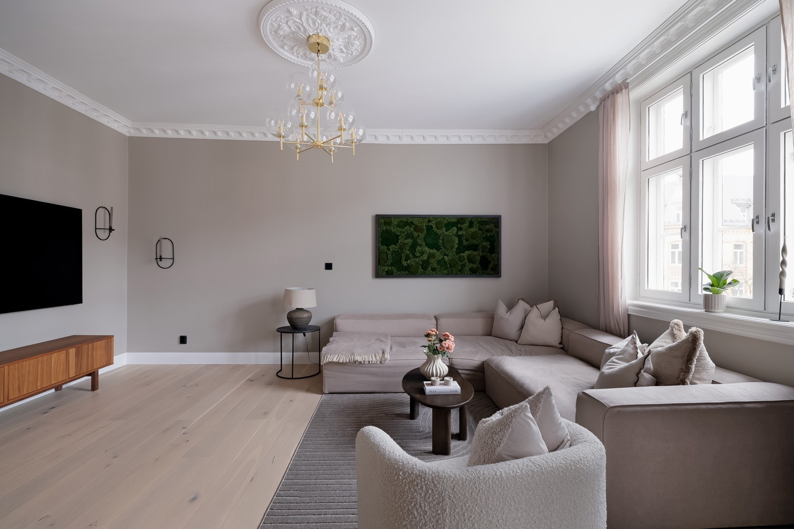 Svært lys og innbydende stue med vakre, klassiske detaljer som stukkatur og takrosett. Galleribilde