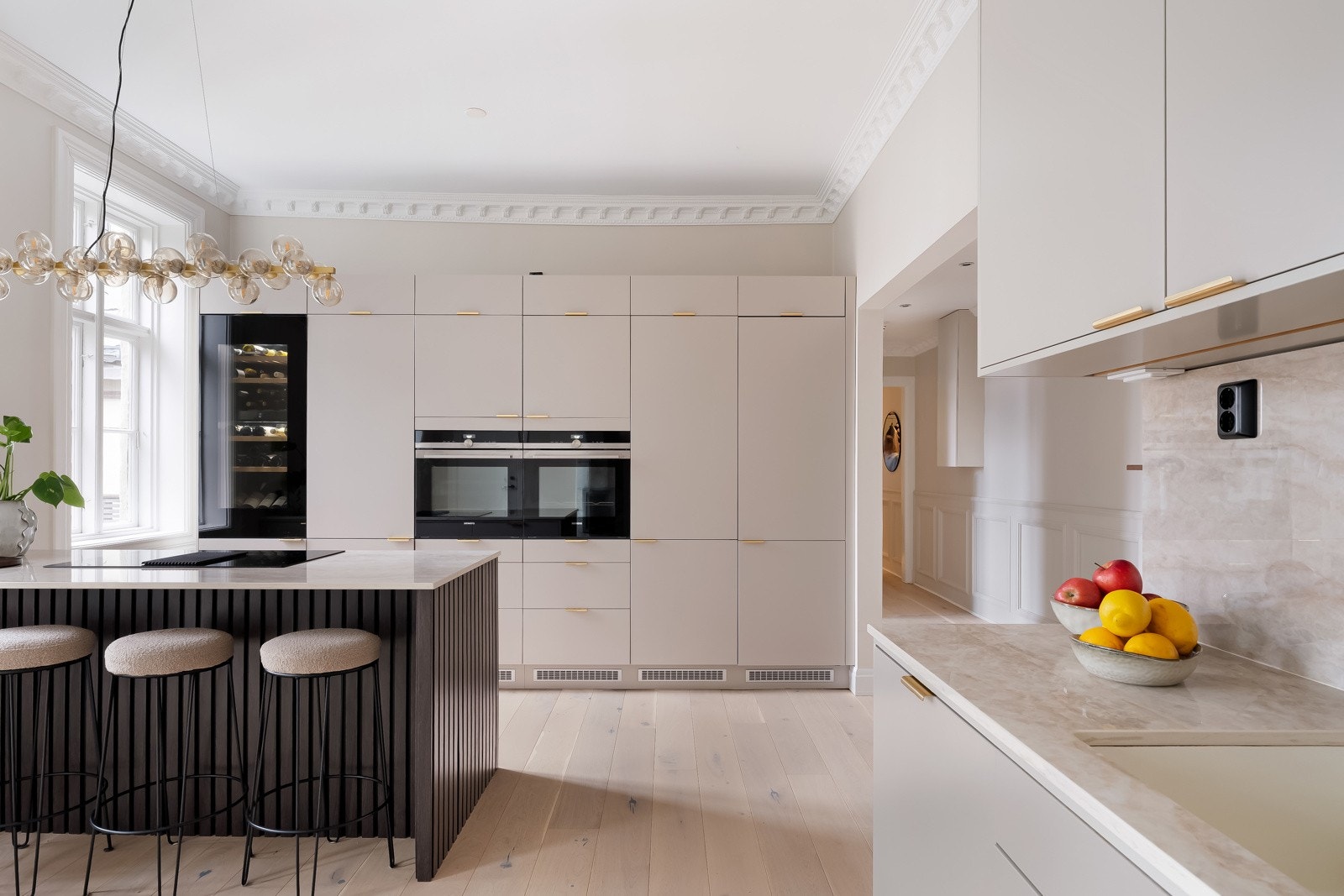 Store vindusflater slipper inn rikelig med dagslys og bidrar til en lys og luftig romfølelse. Hele kjøkkenet vender ut mot hyggelig gårdsrom. Galleribilde