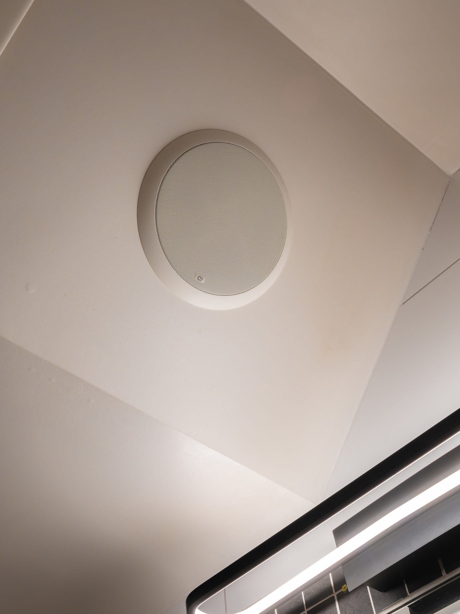 To varmtvannsberedere på ca. 120 liter fra 2011 er plassert i himlingen, og badet har innfelte høyttalere. Galleribilde