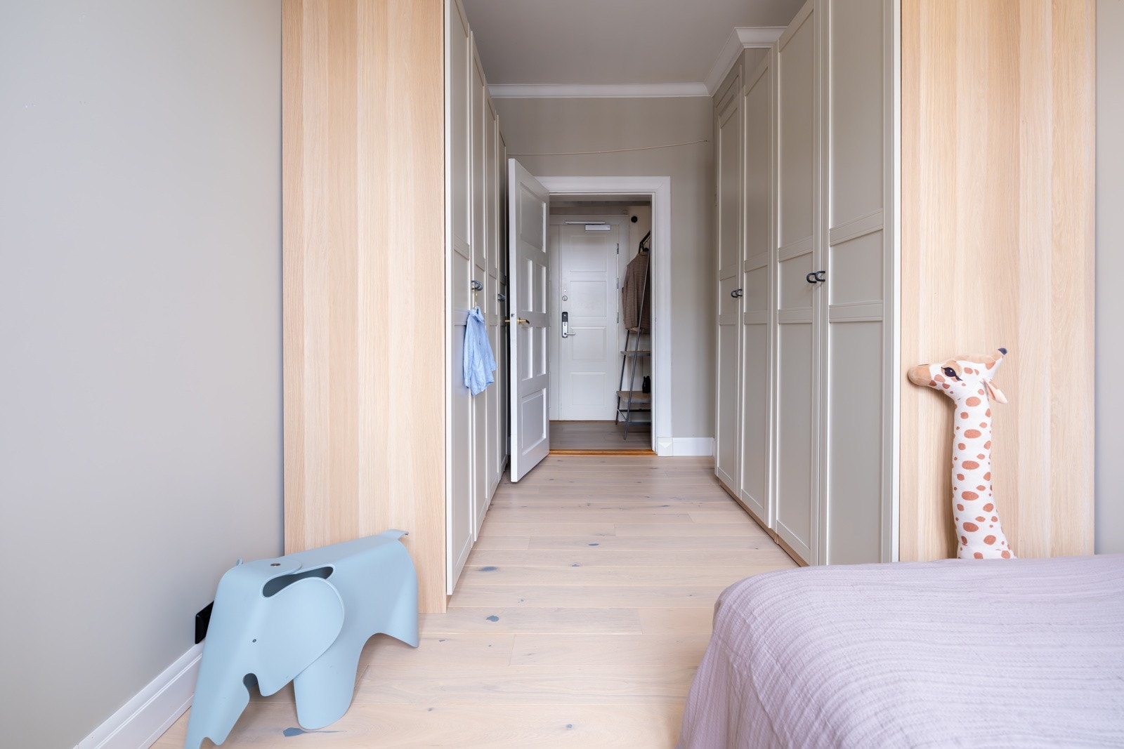 Rommet har gode oppbevaringsmuligheter i garderobeskap. Galleribilde