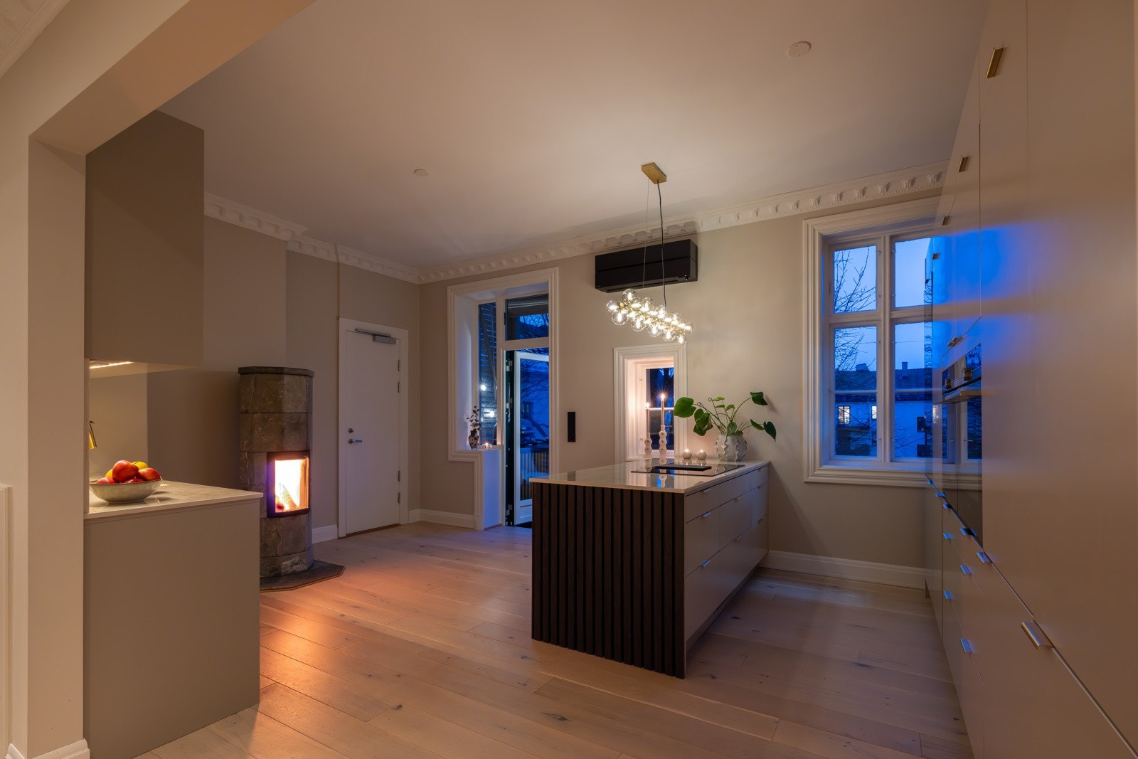 Kjøkkenet er stilrent og funksjonelt, med gode løsninger og rikelig med skap- og benkeplass. Galleribilde