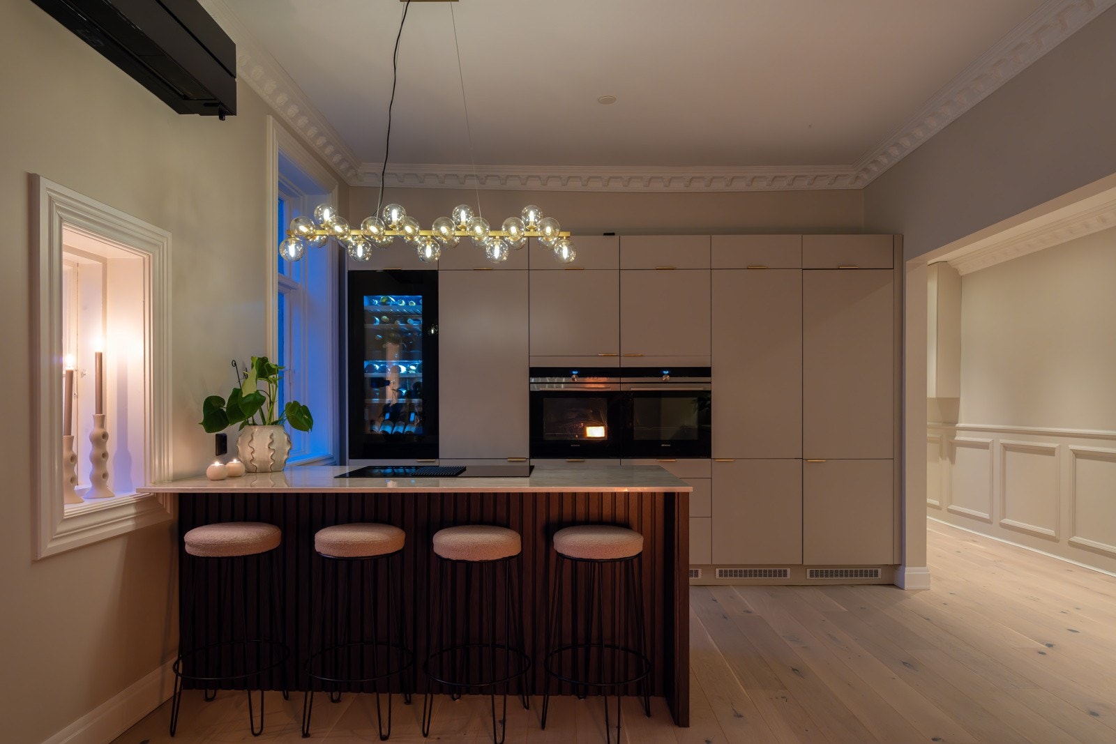 Ved kjøkkenøyen er det plass til barstoler, noe som skaper en hyggelig og sosial sone. Galleribilde