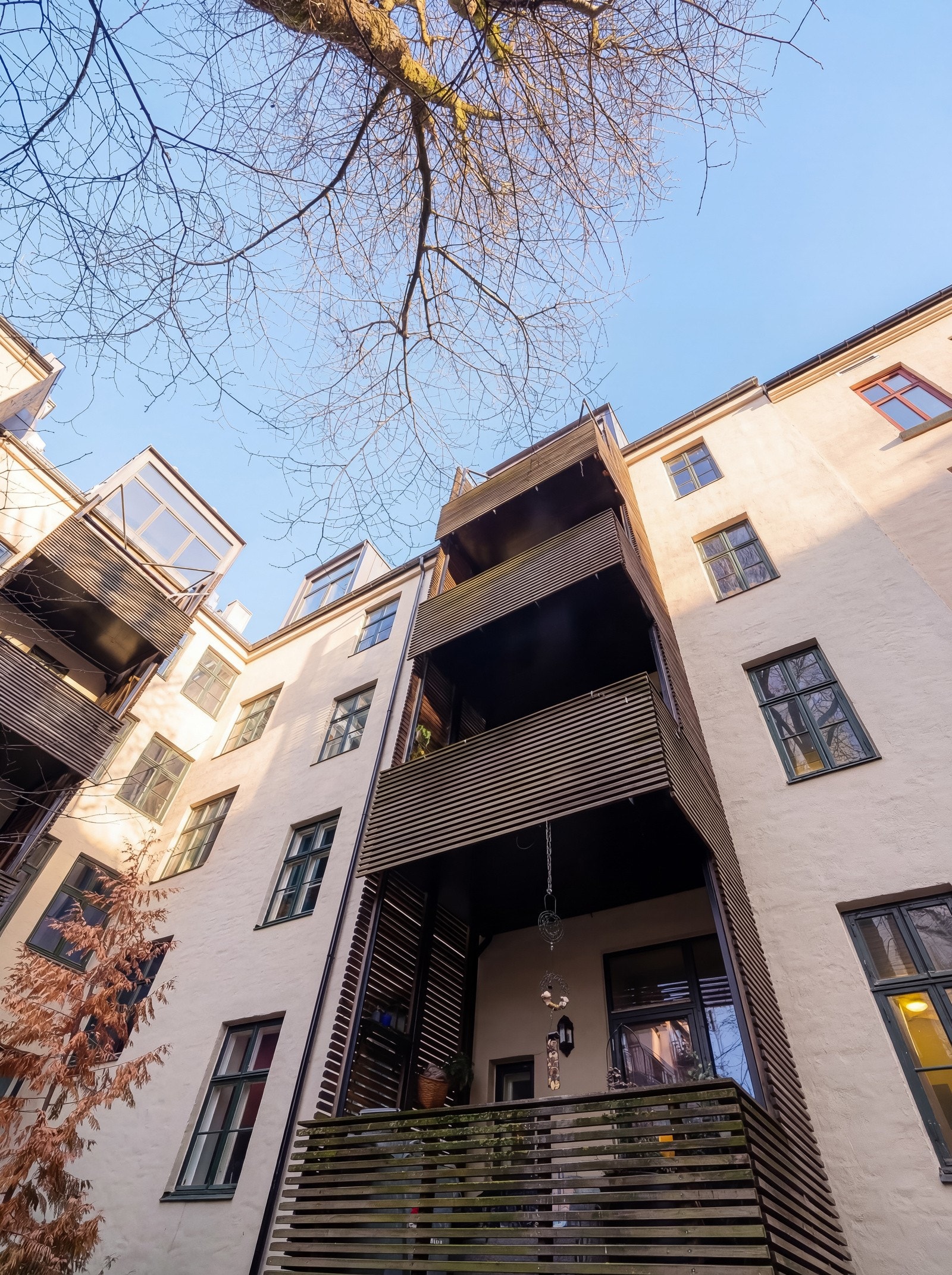 Sameiet har en pen fasade. Lyssetting/sol/vegetasjon i foto er redigert med AI og det tas forbehold om eventuelle feil. Galleribilde