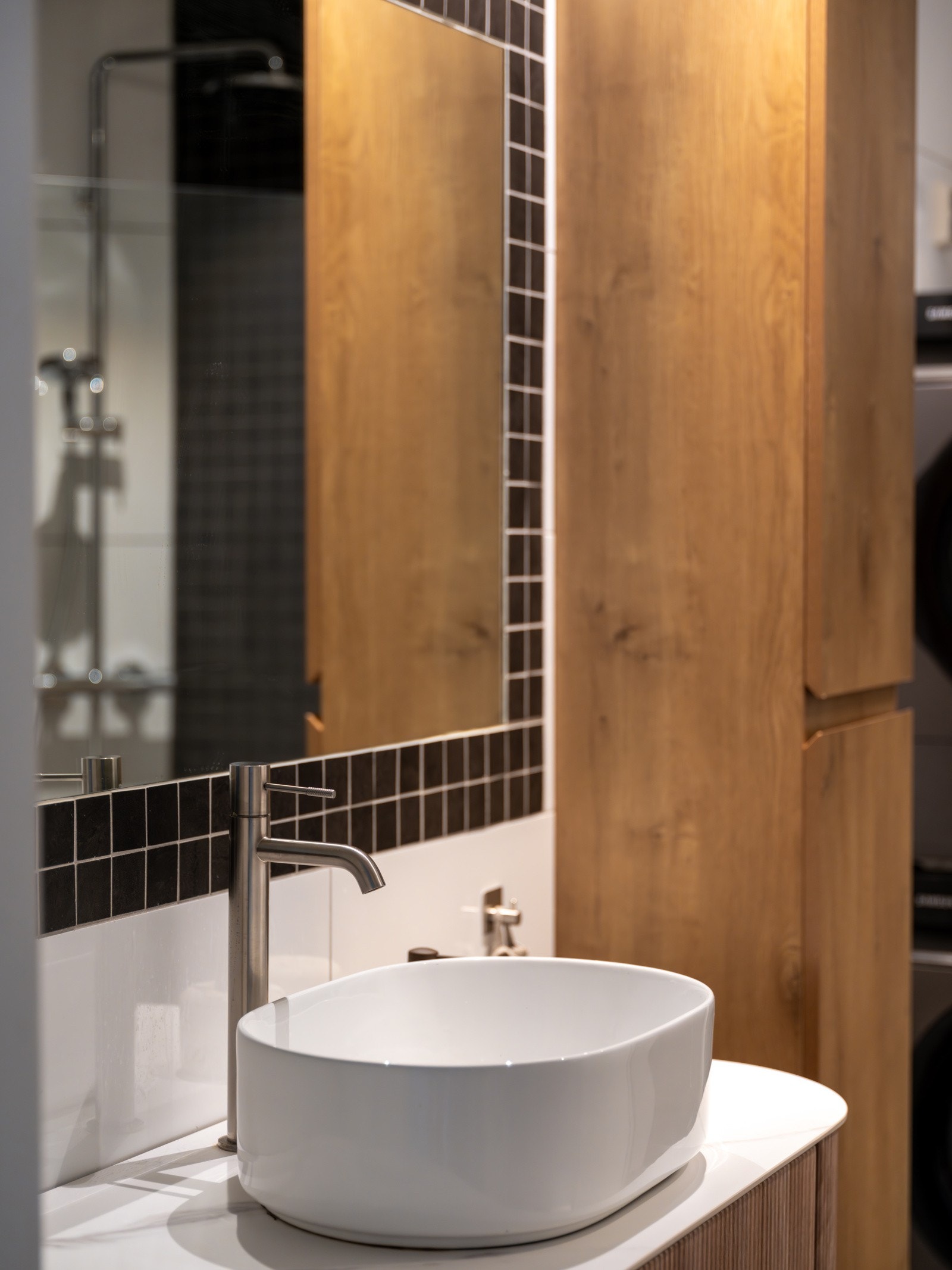 Rommet har flislagte overflater, varme i gulvet og downlights i taket. Galleribilde