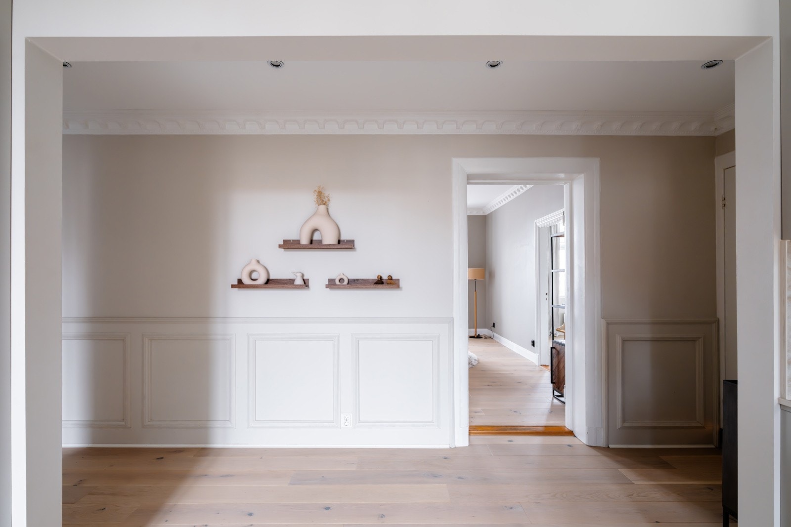 I gangen er det behagelige downlights i himlingen, samt pen stukkatur. Galleribilde