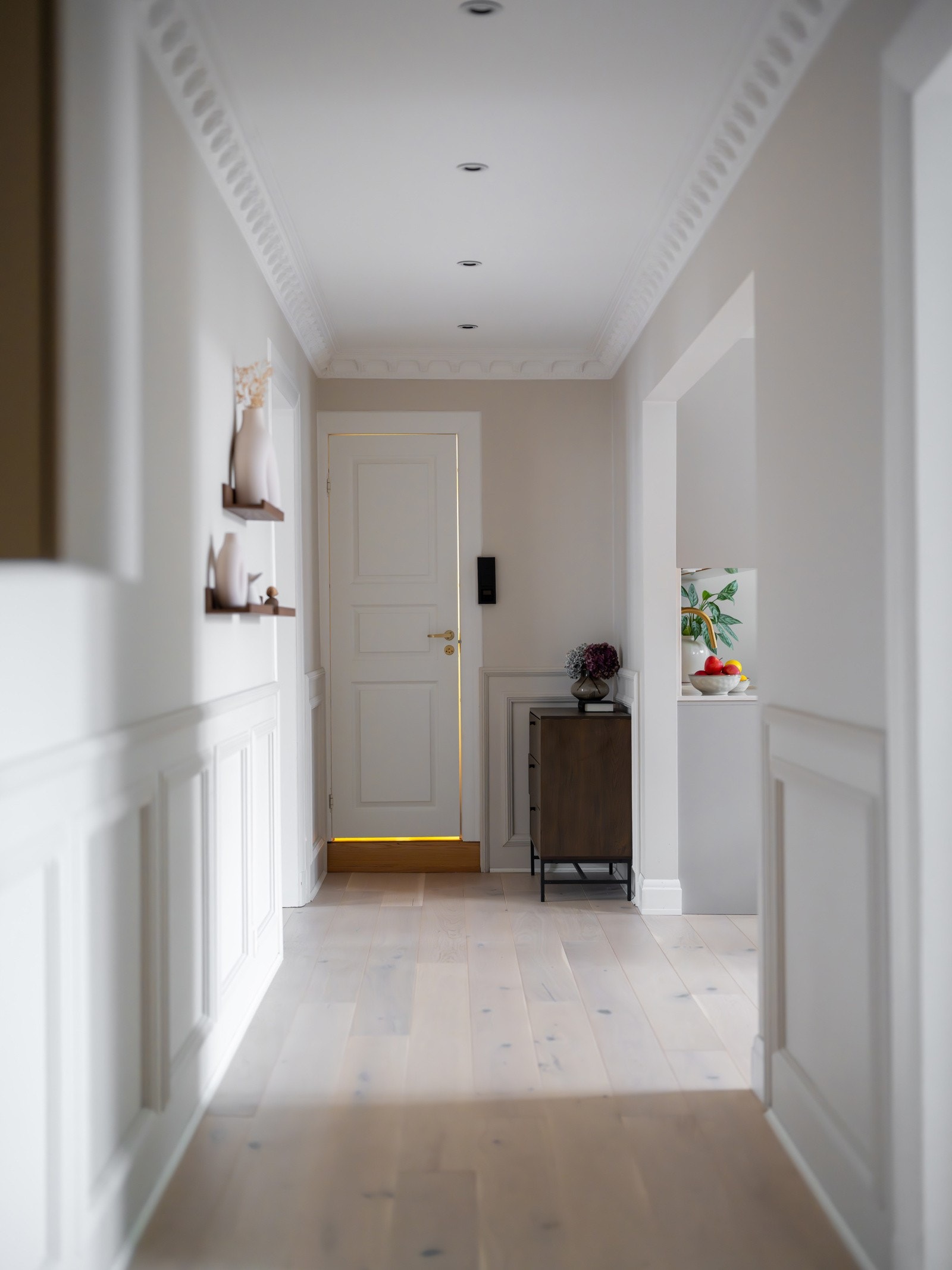 Leiligheten disponerer i tillegg en kjellerbod på ca. 10 m², som gir godt med lagringsplass. Galleribilde