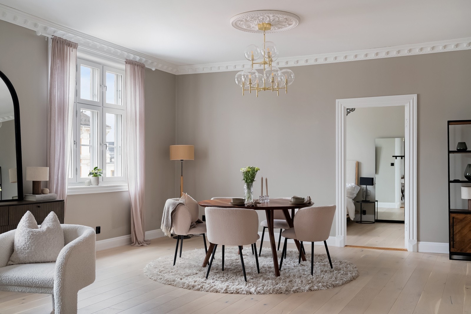 Boligen har en varmepumpe som er plassert på kjøkkenet. Galleribilde