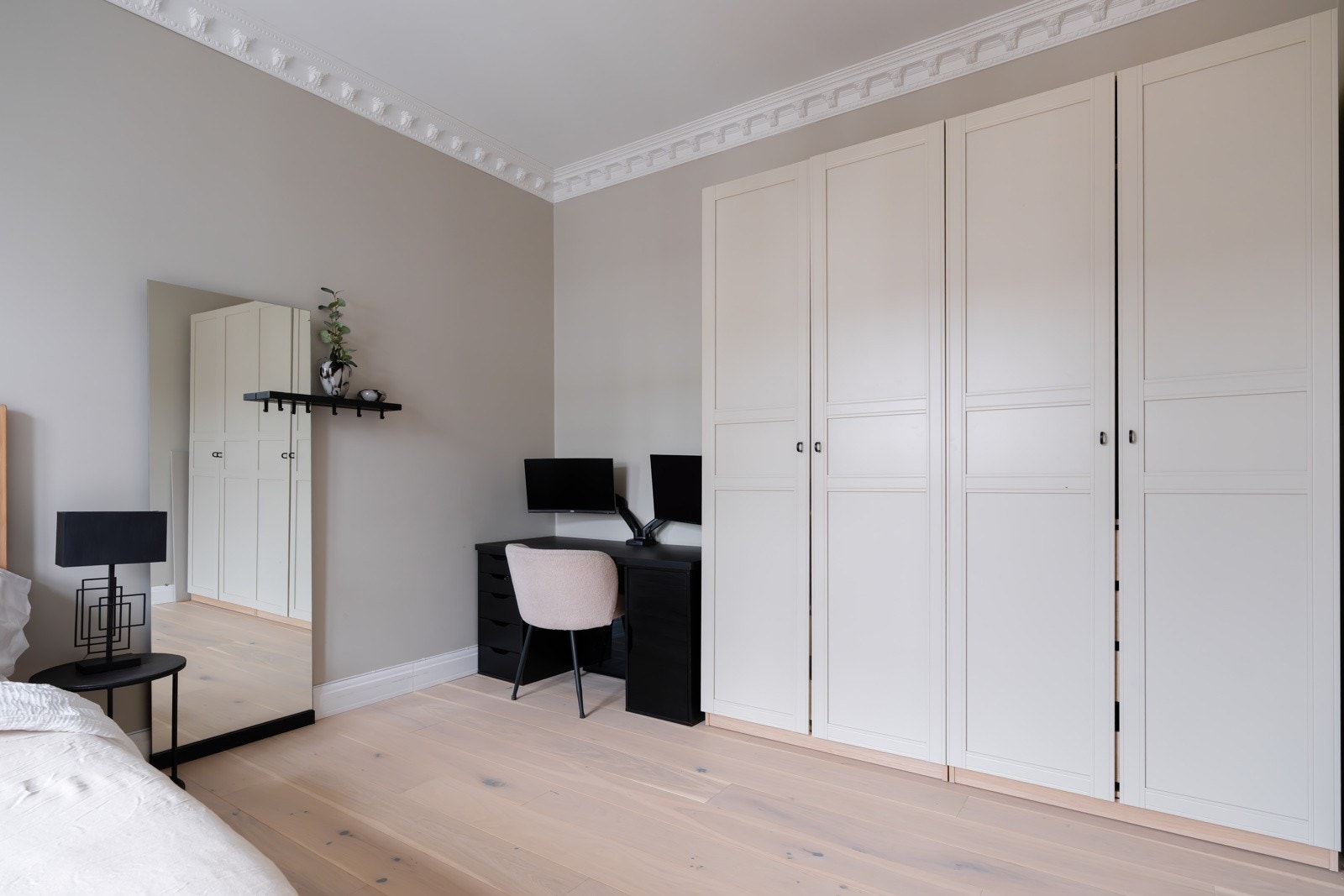 Rommet har rikelig med oppbevaringsplass i garderobeskap. Galleribilde