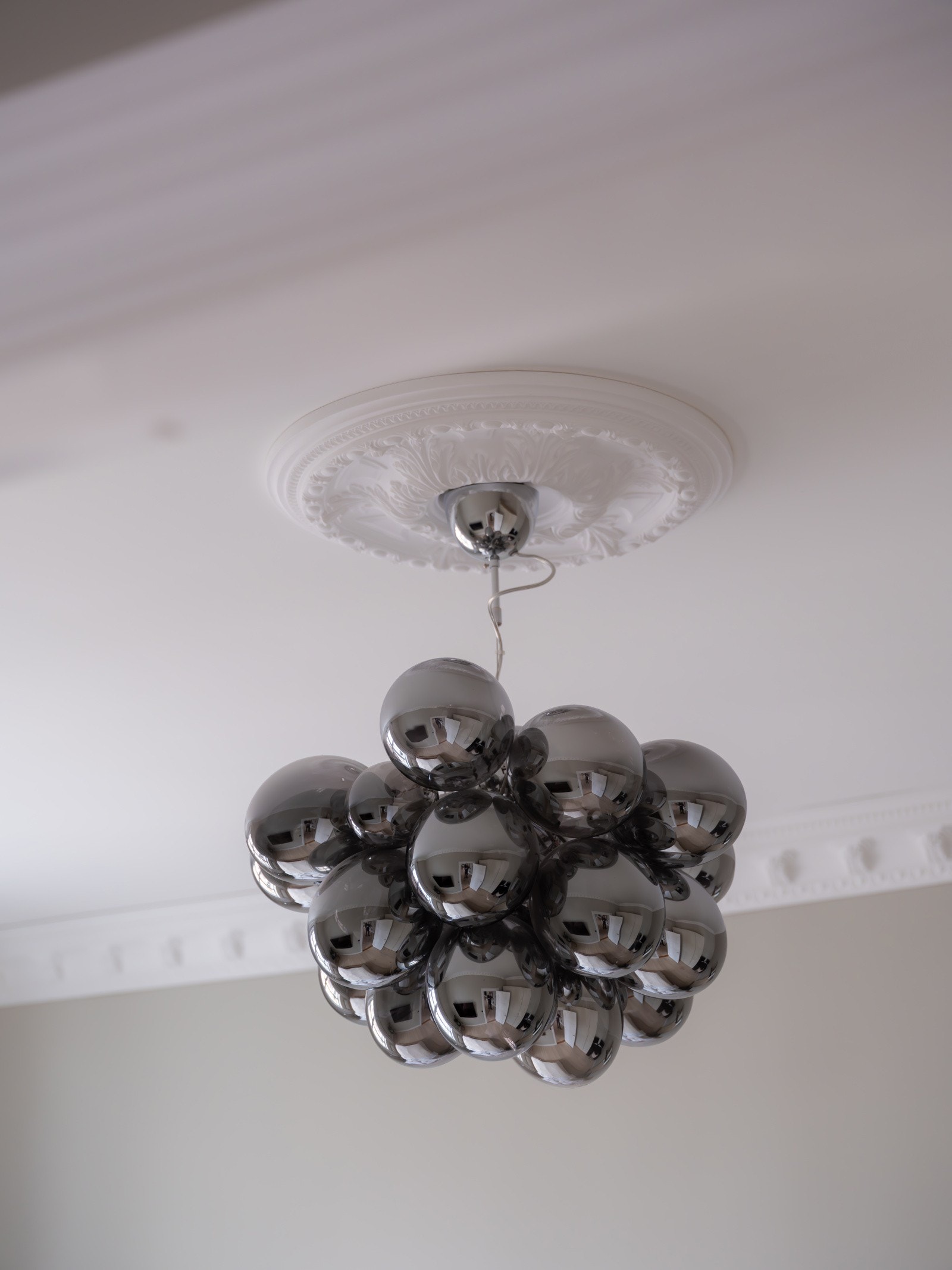 To av soverommene har klassiske detaljer som stukkatur og rosett i himlingen. Galleribilde