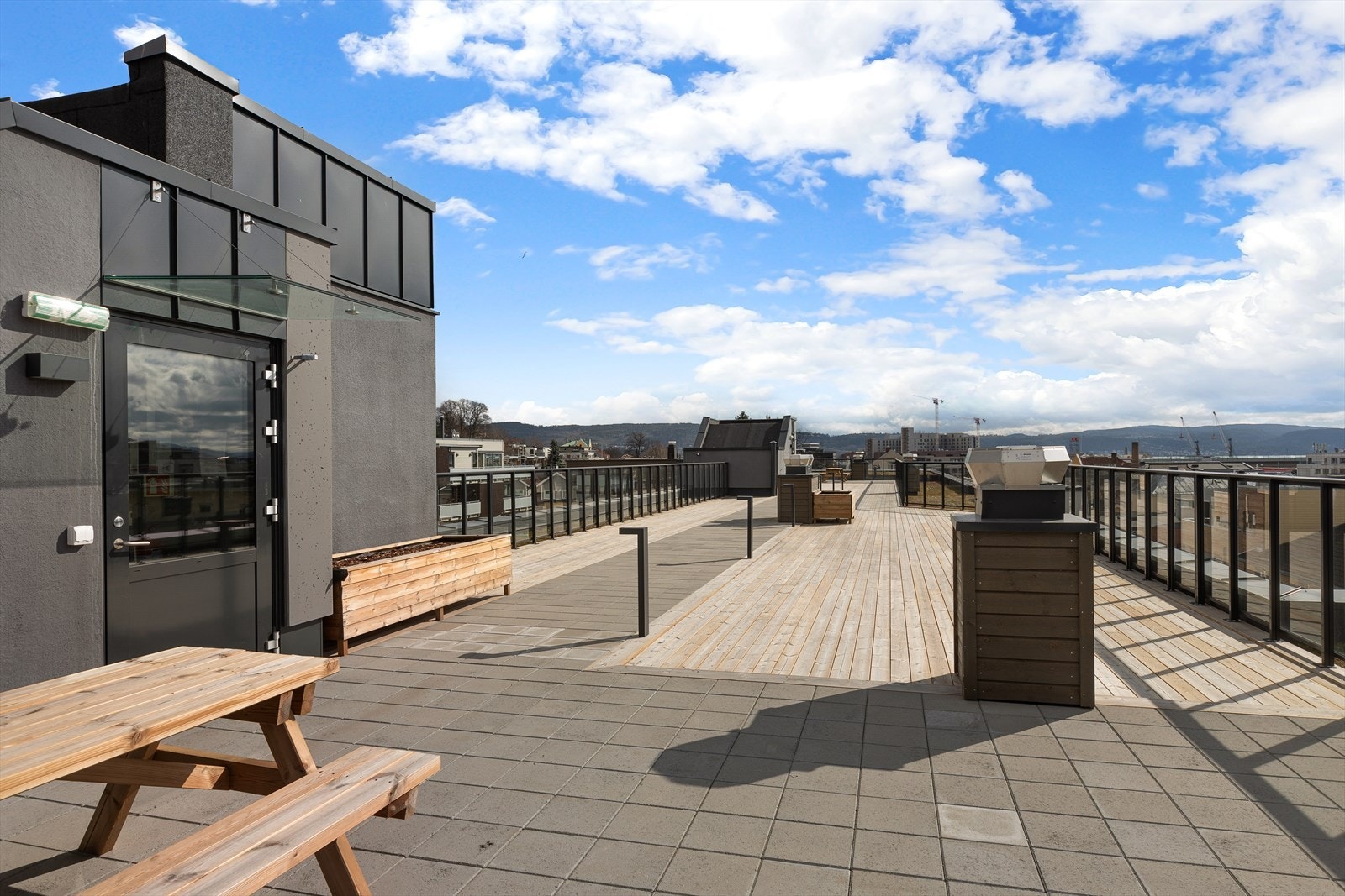 I tillegg til egen balkong har du tilgang til flott takterrasse med mye sol og herlig utsikt Galleribilde