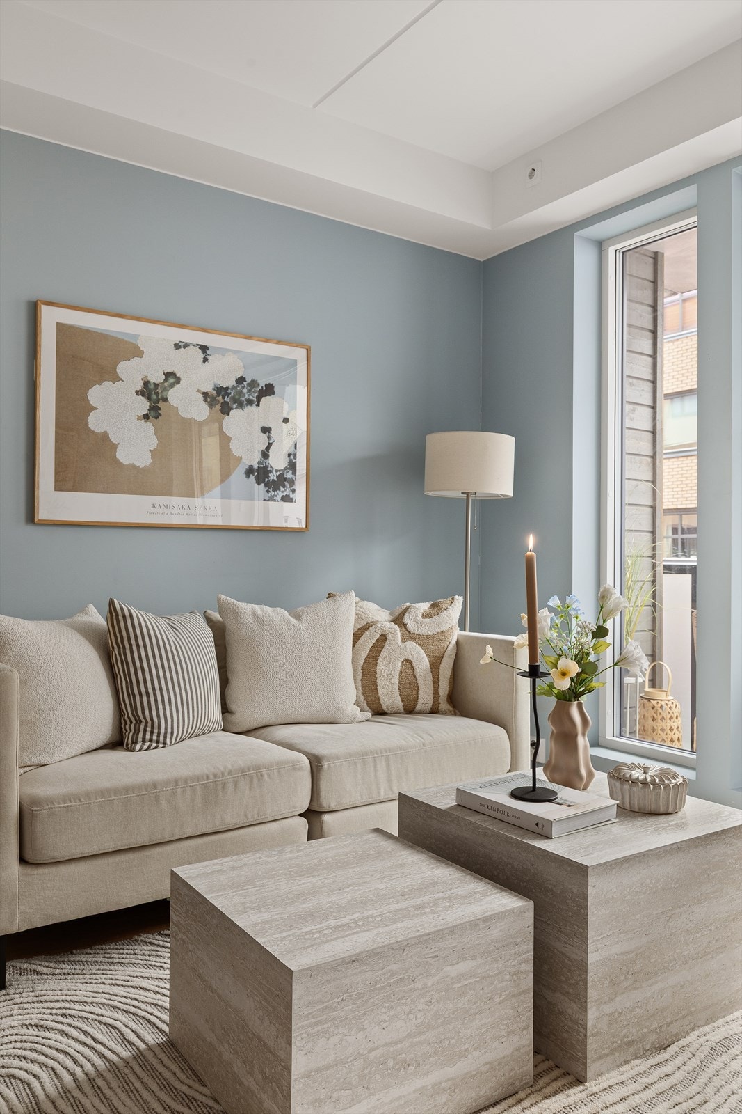 Leiligheten er malt i en lys og delikat fargetone Galleribilde