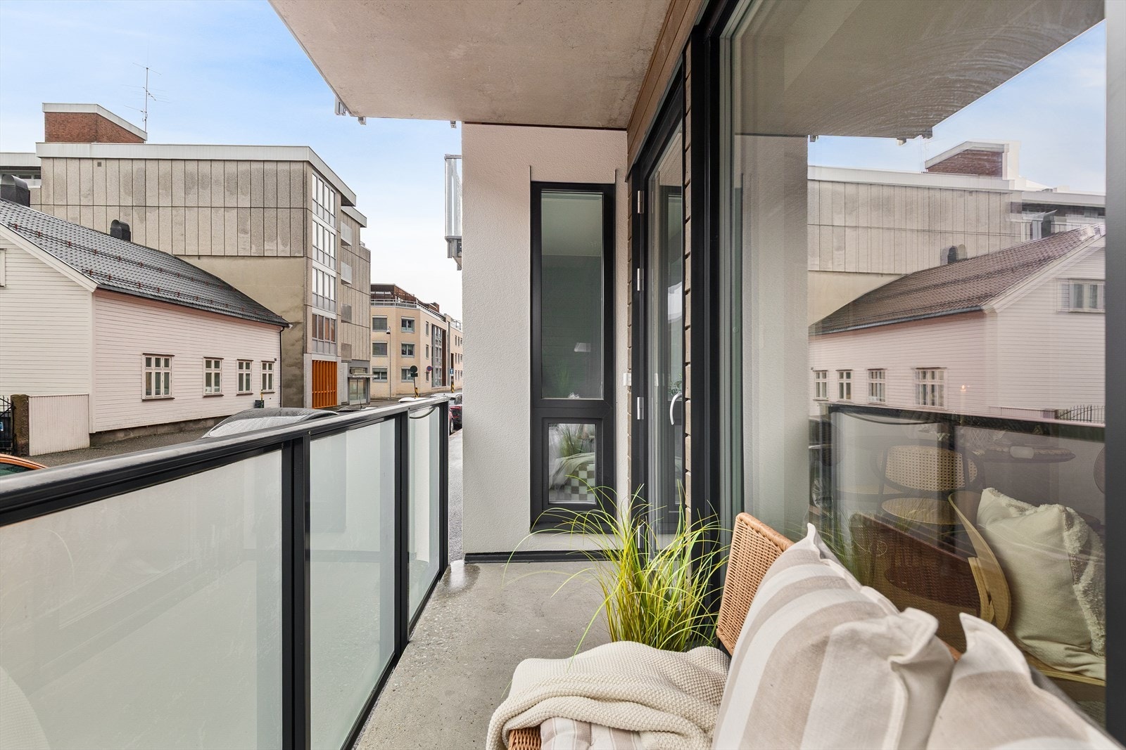 Leiligheten har en fin, overbygd balkong på ca. 4 kvm Galleribilde