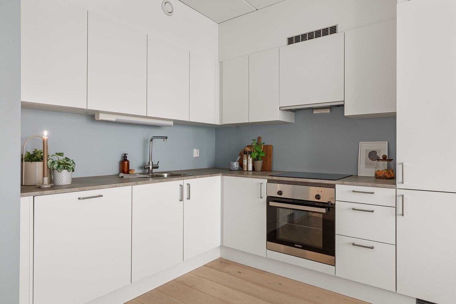 Kjøkkenet er utstyrt med integrert utstyr som stekeovn, platetopp, kjøl/fryseskap og oppvaskmaskin Galleribilde