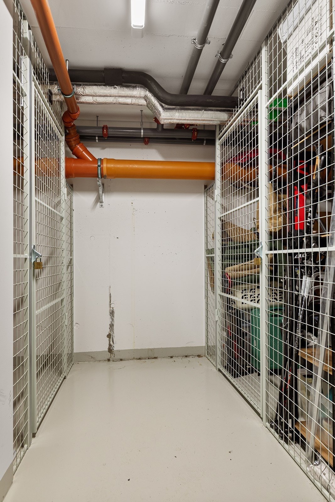 Medfølger praktisk sportsbod i kjeller Galleribilde