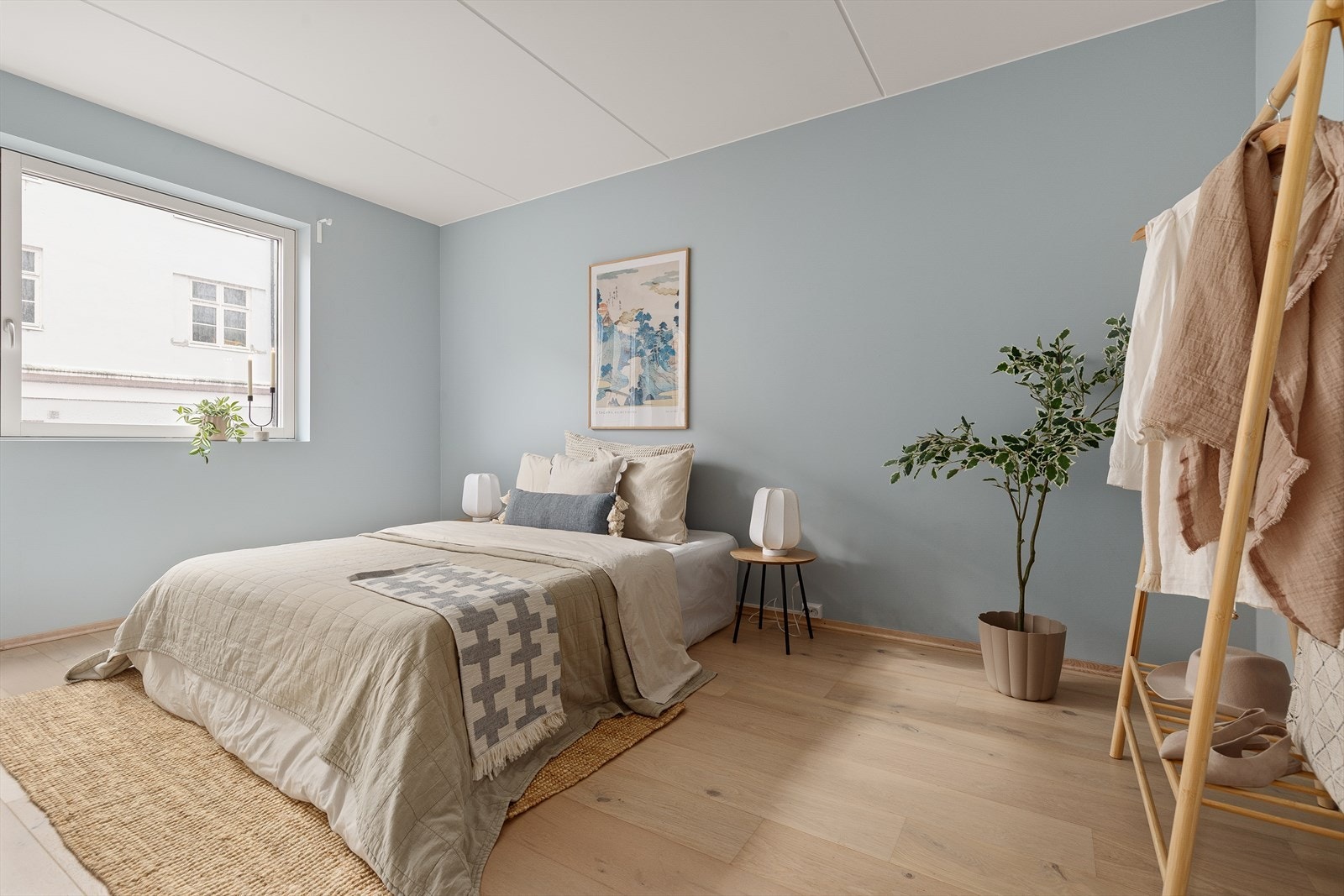 Soverommet gir god plass for dobbeltseng og tilhørende nattbord Galleribilde