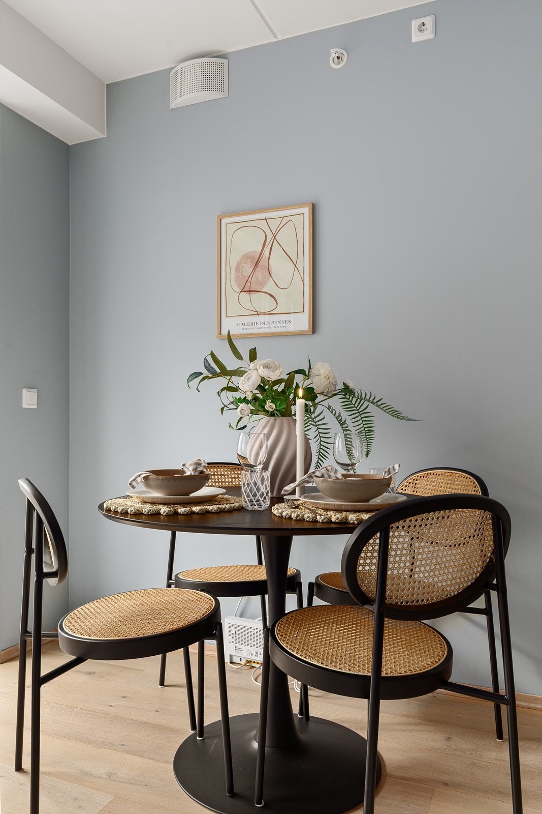 Plass for hyggelig spisebord i stuen Galleribilde