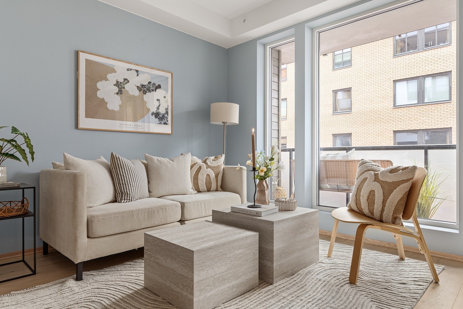 Stuen gir plass for sofagruppe med tilhørende tv-møblement Galleribilde