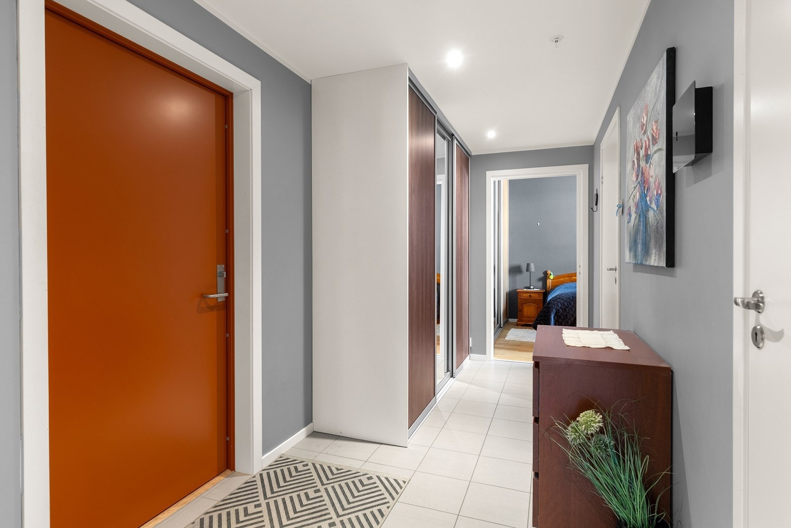 Entréen er romslige 8,6m² og gir et godt førsteinntrykk med praktisk klesskap som gir gode oppbevaringsmuligheter. Fra entréen kommer du videre til både det største soverommet og badet. Galleribilde