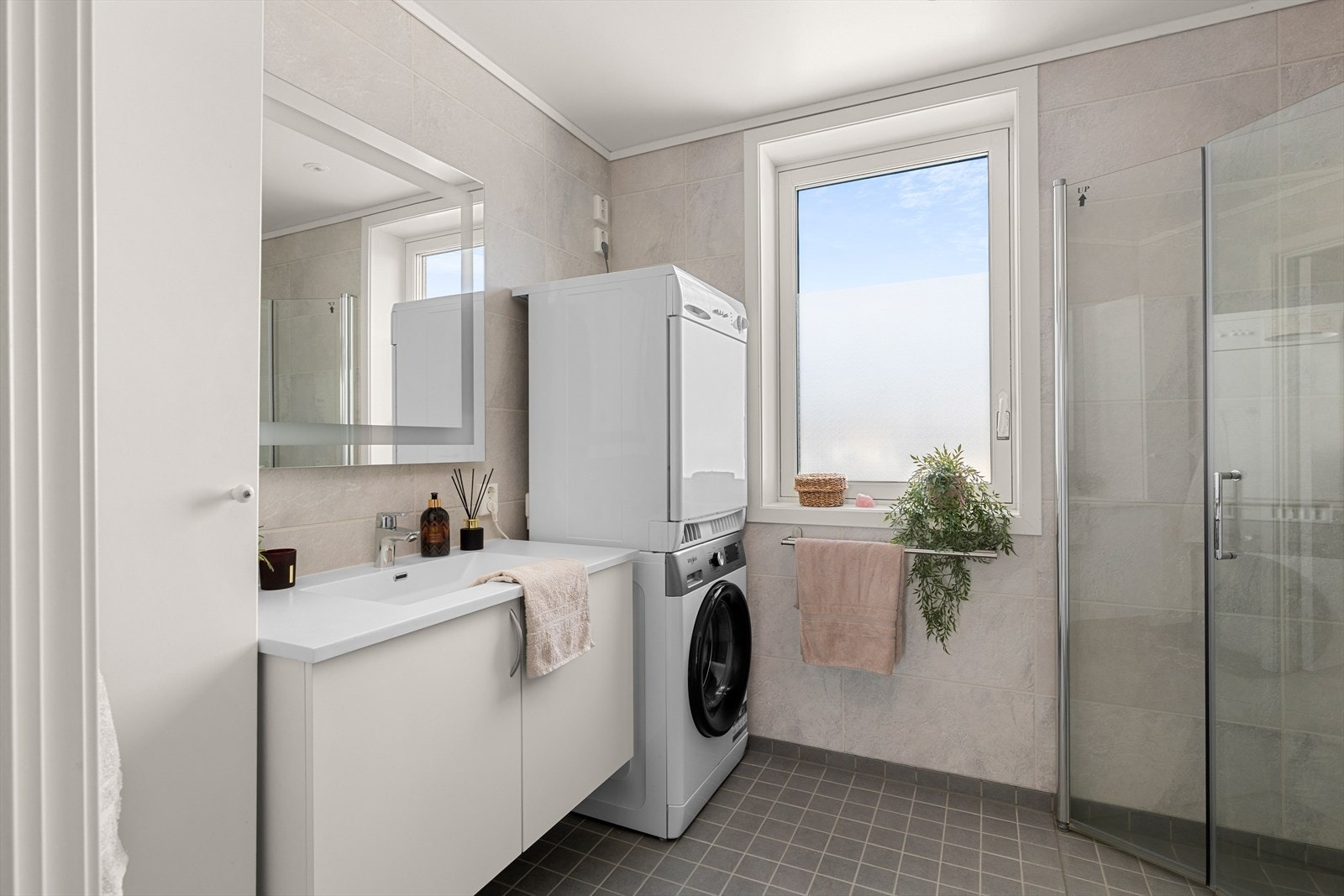 Det stilrene, flislagte badet er på 5,2m² og vurdert TG0 som resten av leiligheten Galleribilde