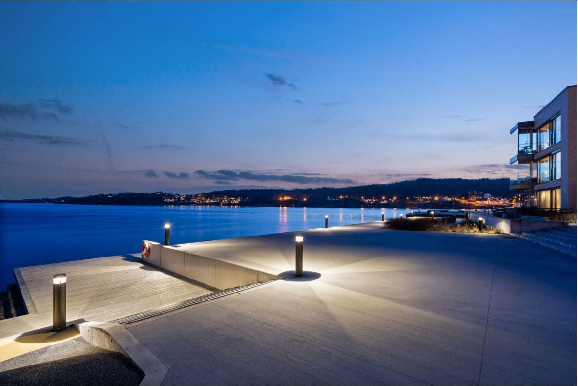 Flotte promenader og bryggeanlegg inviterer til kveldsturer langs vannet. Galleribilde