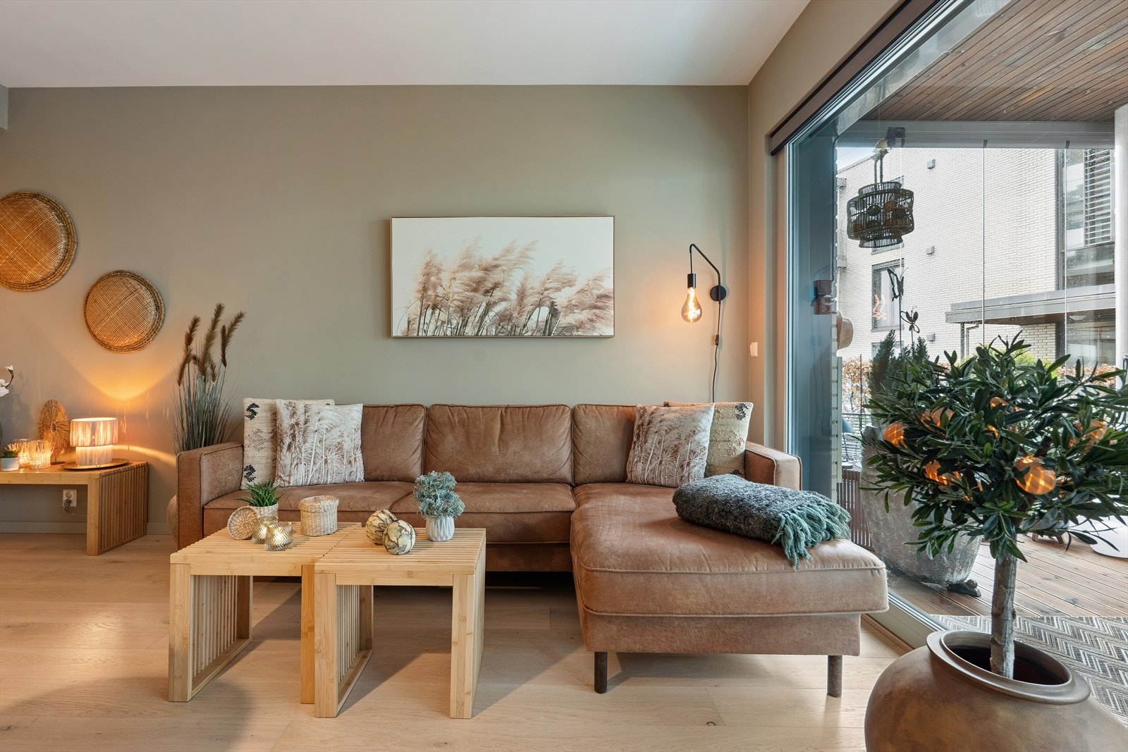 Store skyvedører i glass fra gulv til tak visker ut skillet mellom inne og ute. Galleribilde