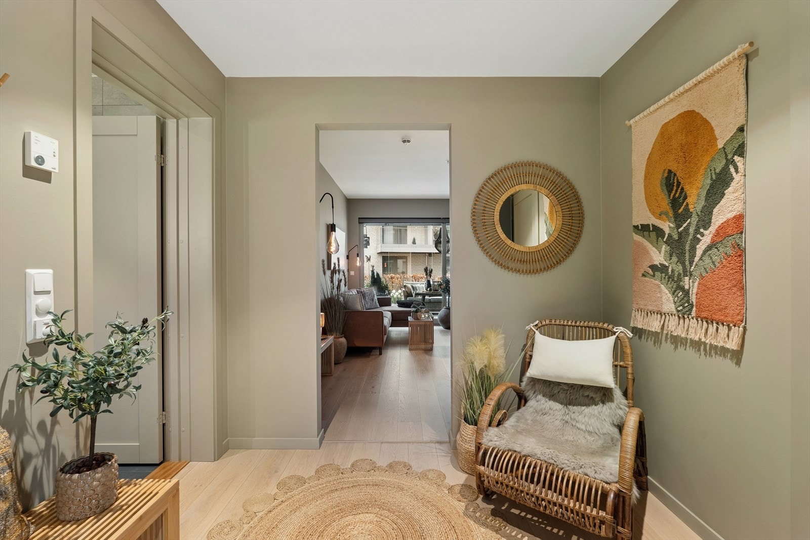 Gjennomgående parkett og en enhetlig fargepalett skaper et helhetlig og rolig inntrykk. Galleribilde