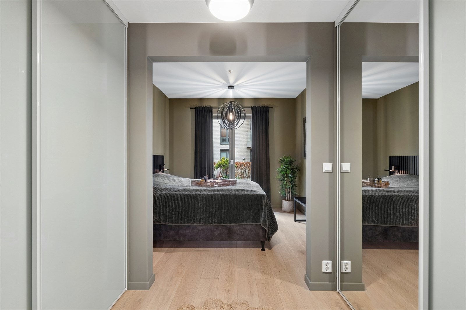 En praktisk, innebygget garderobeløsning med speilfronter gir rikelig med oppbevaringsplass. Galleribilde