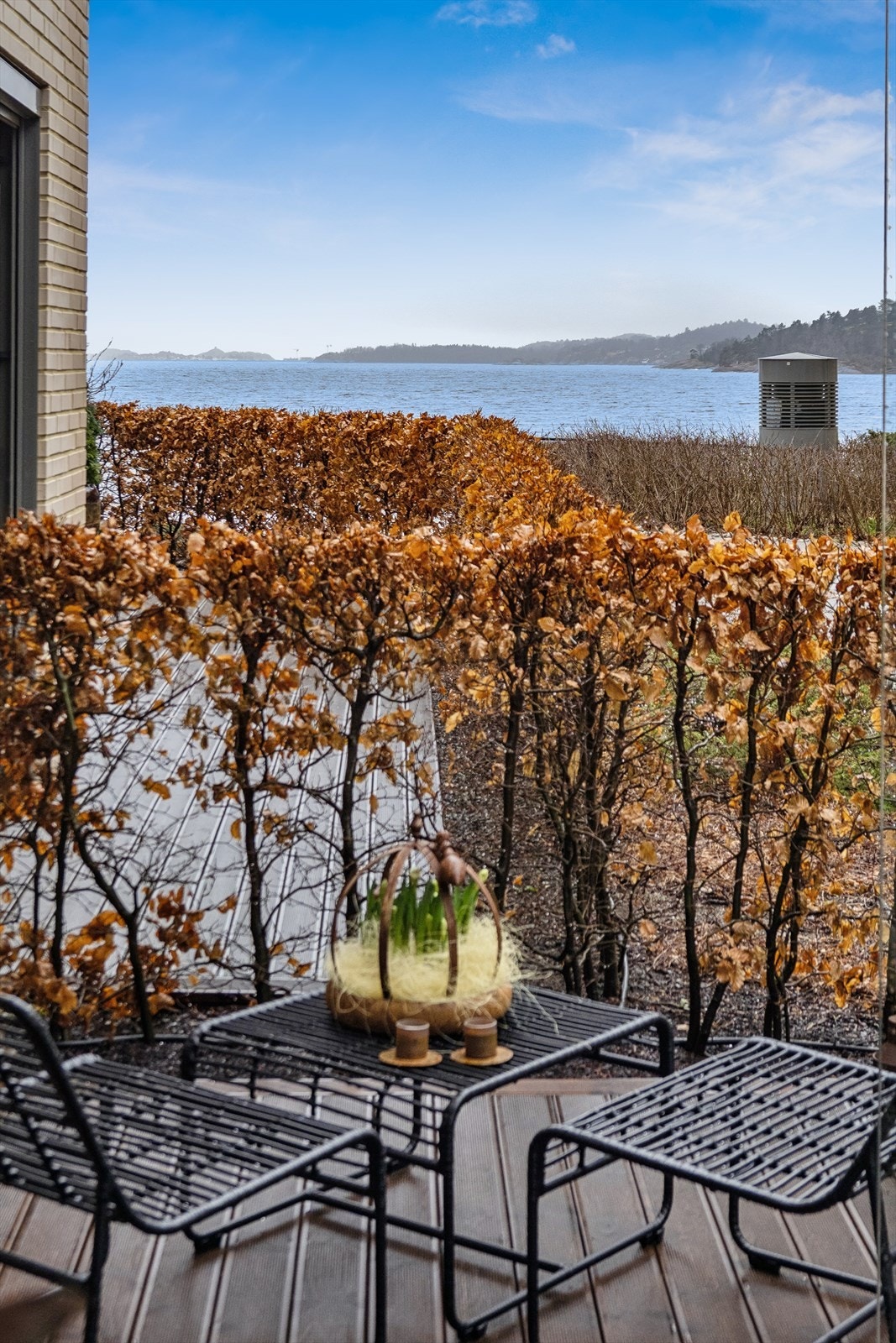 Utenfor den innglassede delen er det en terrasse på 9 m² på terrengnivå, med utsyn mot fellesområdene. Galleribilde