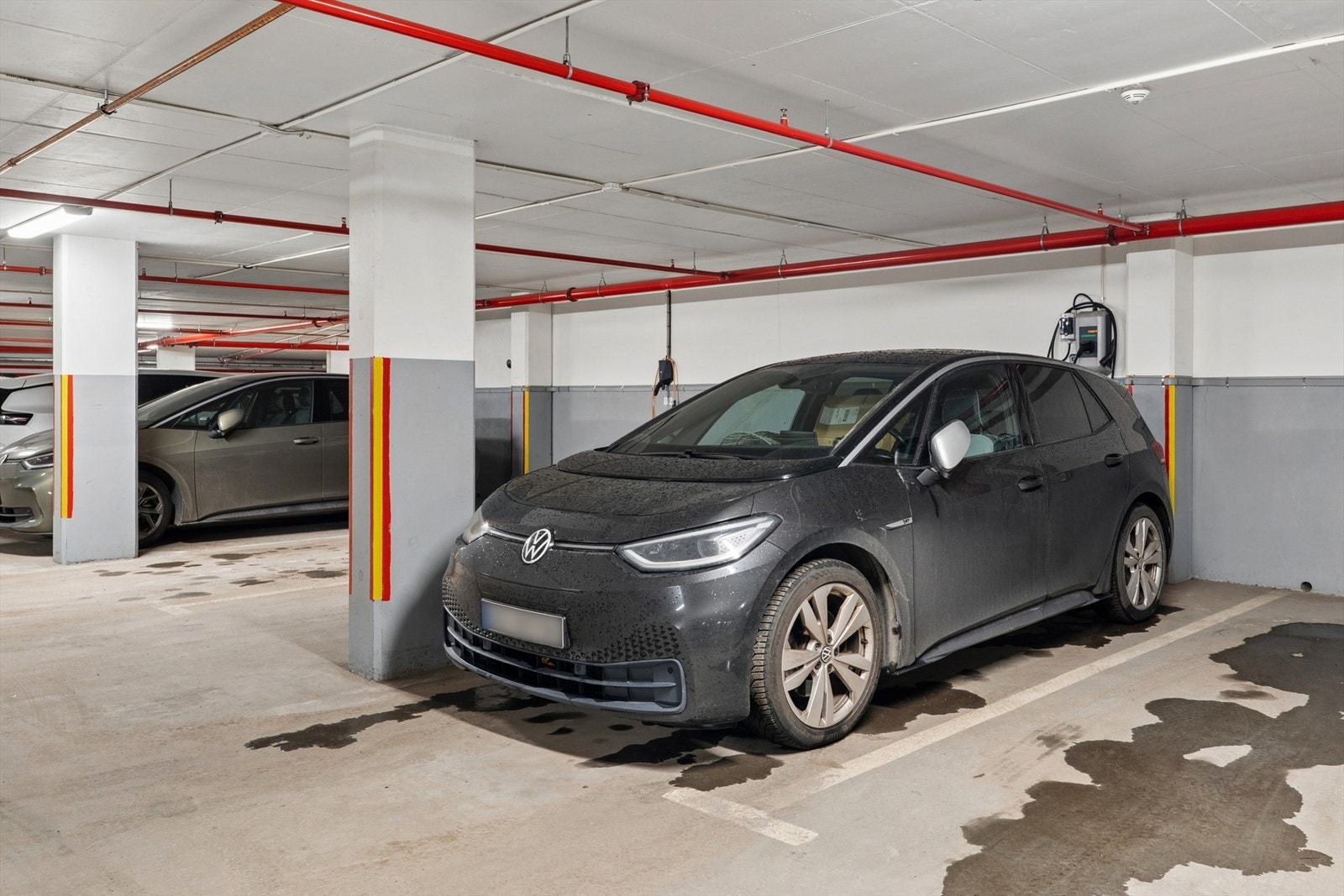 Til boligen medfølger garasjeplass nummer 80. Til leiligheten hører også en kjellerbod på 5 m². Galleribilde