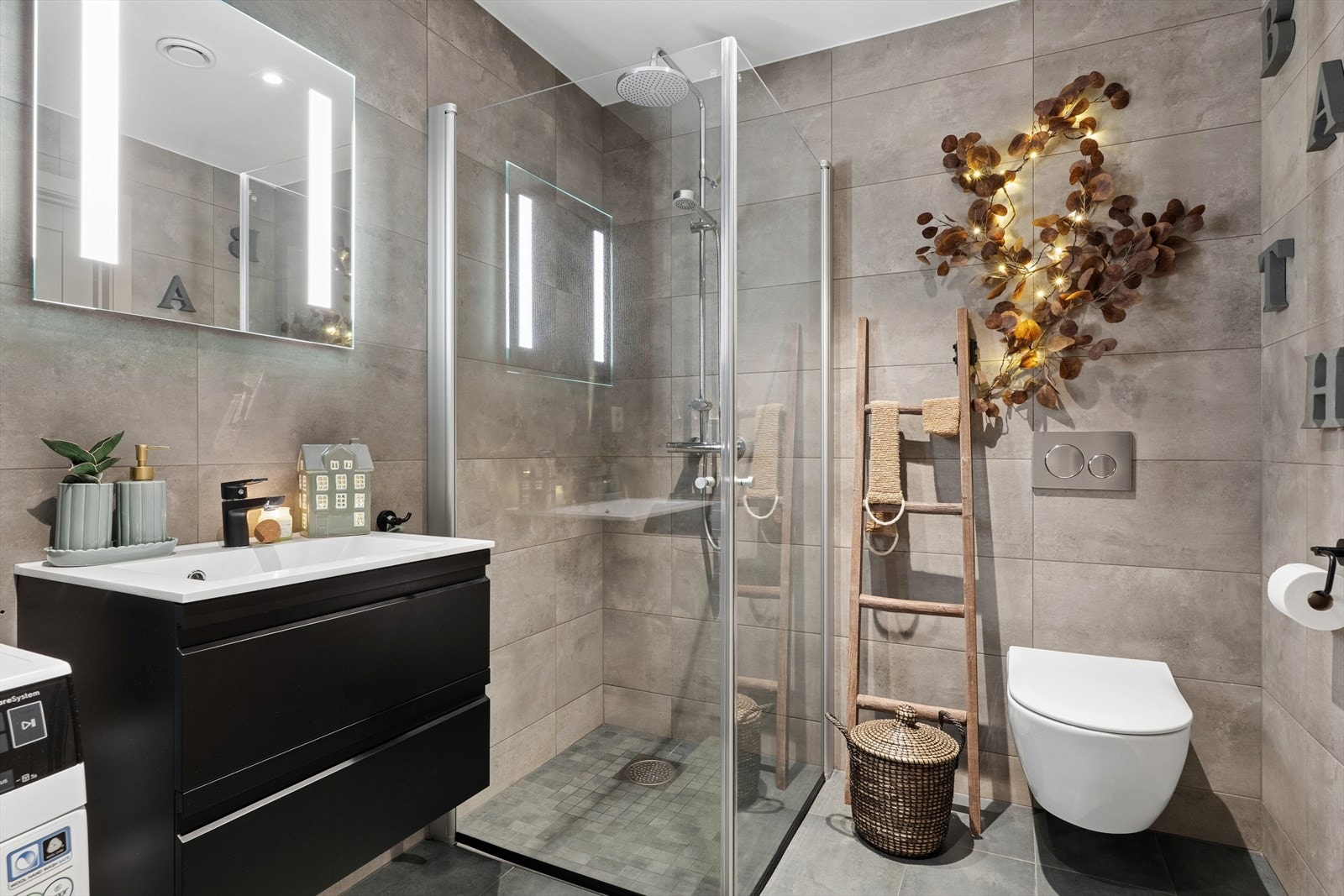 Baderommet har downlights i tak og et moderne, bakbelyst speil. Galleribilde