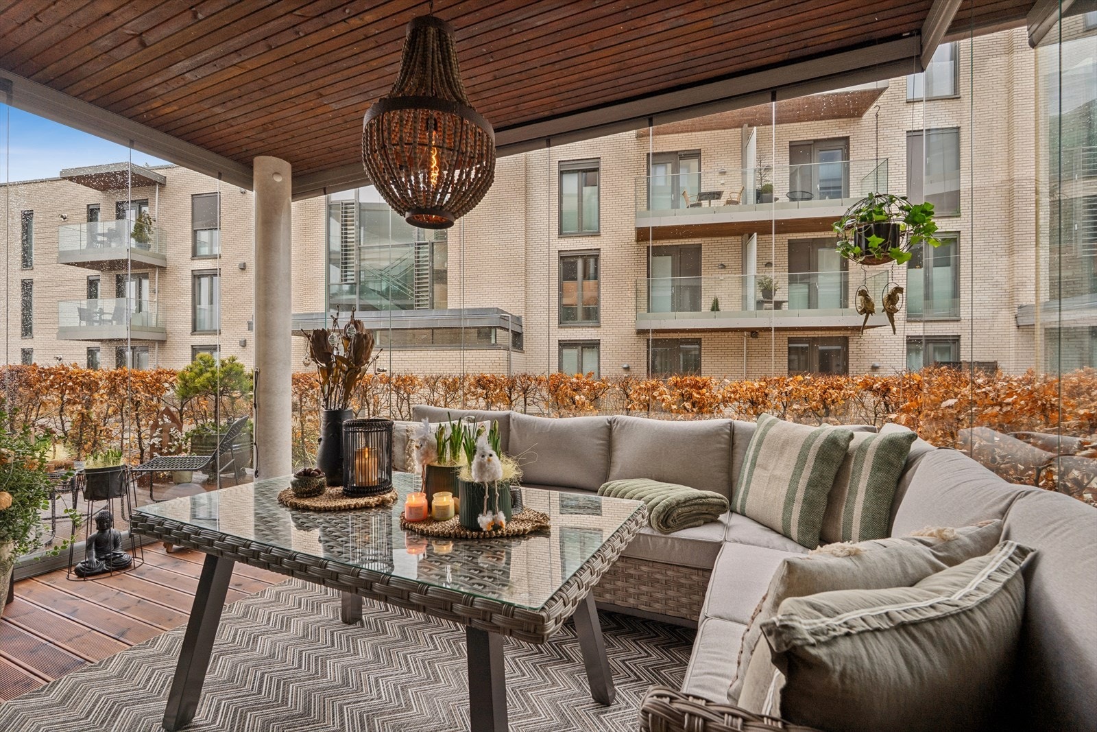 Den innglassede balkongen fungerer som en forlengelse av stuen og gir et ekstra, lunt oppholdsrom store deler av året. Galleribilde