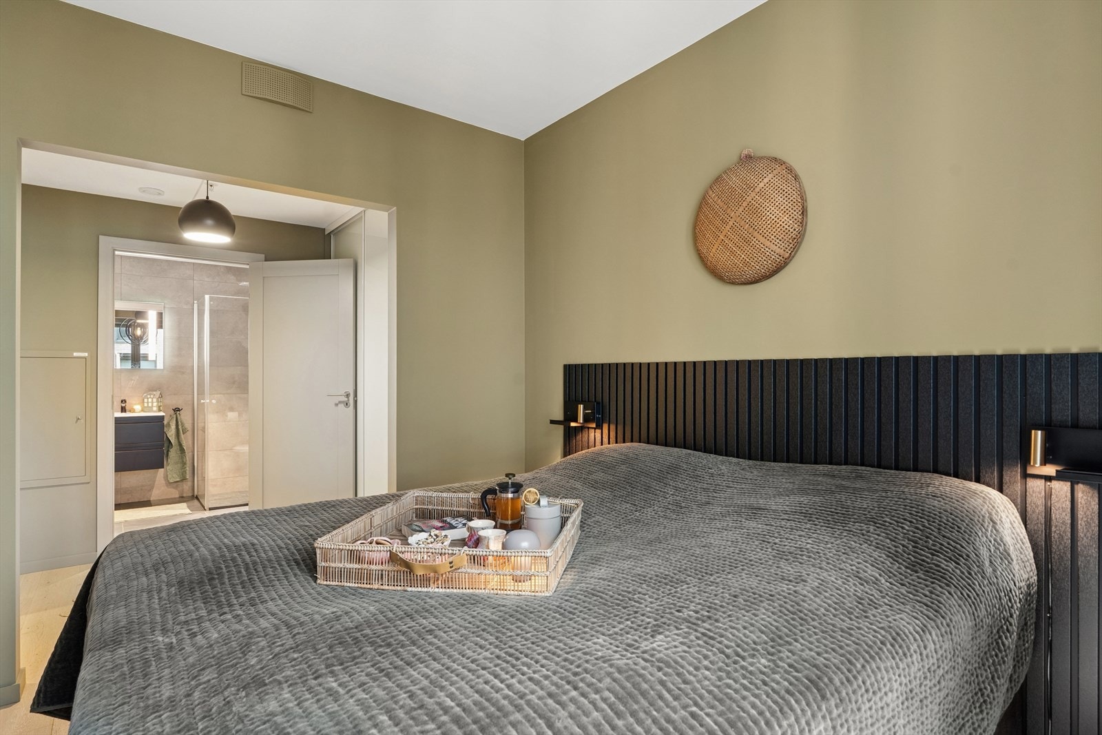 Soverommet på hele 16,5 m² gir god plass til både seng og arbeidsplass. Galleribilde