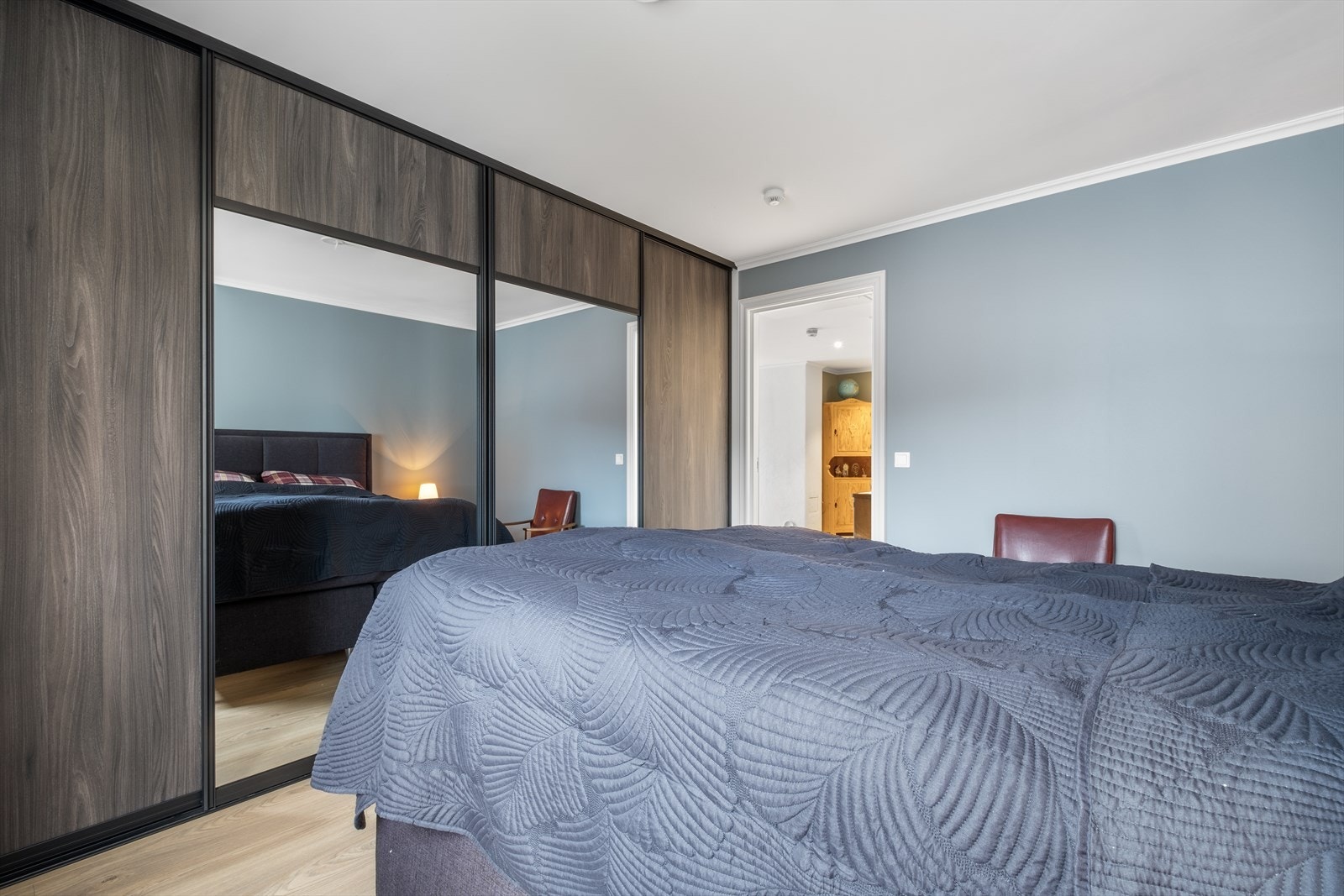Hovedsoverom med stor skyvedørsgarderobe Galleribilde