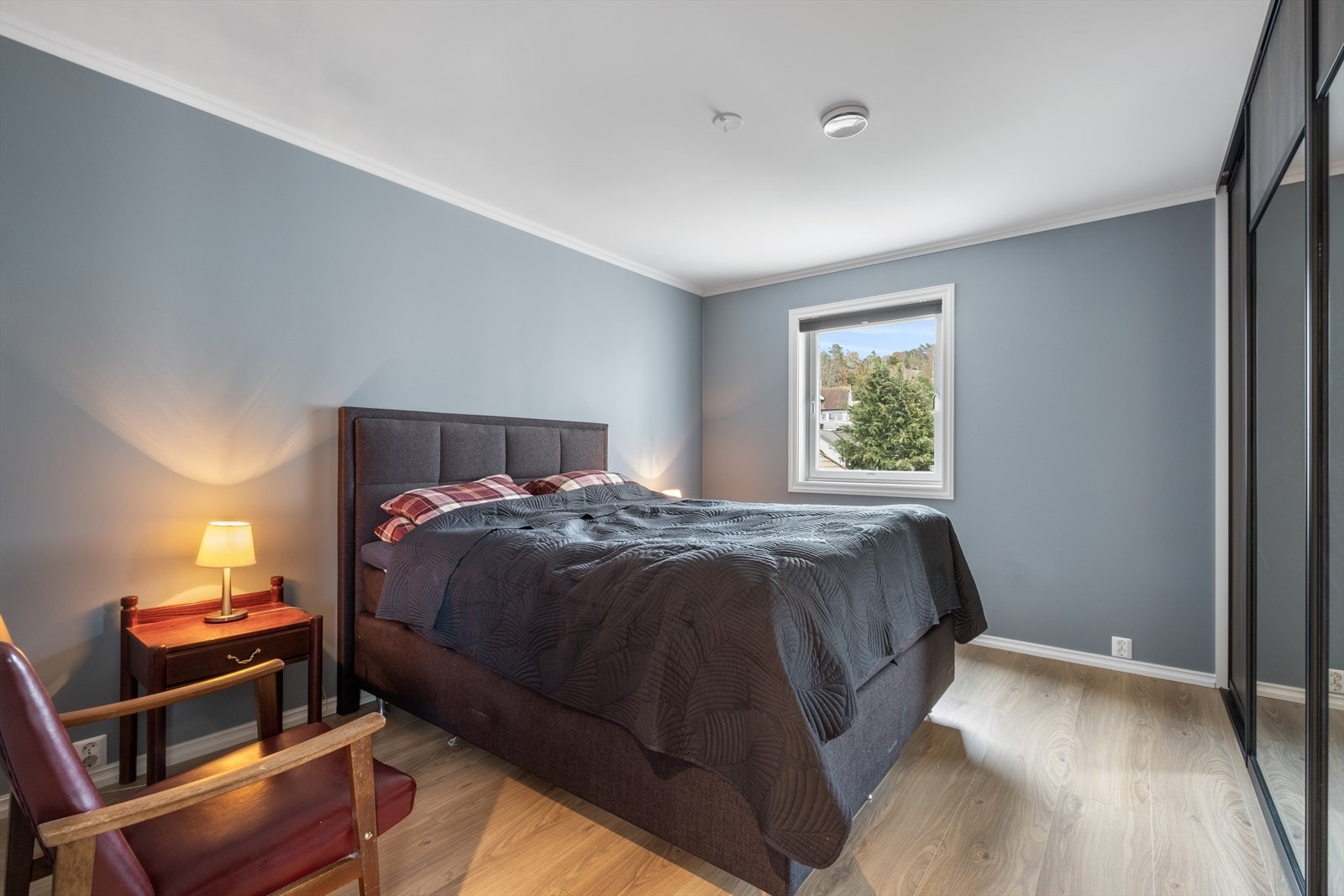 Hovedsoverom med stor skyvedørsgarderobe Galleribilde