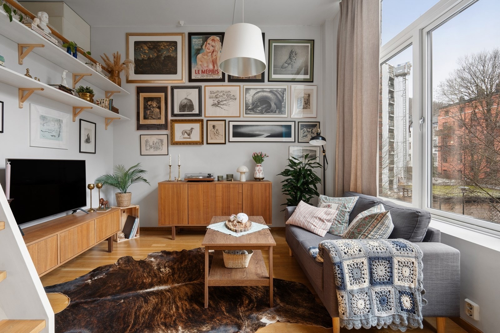 Stuen kan enkelt innredes med sofa, bord og TV Galleribilde