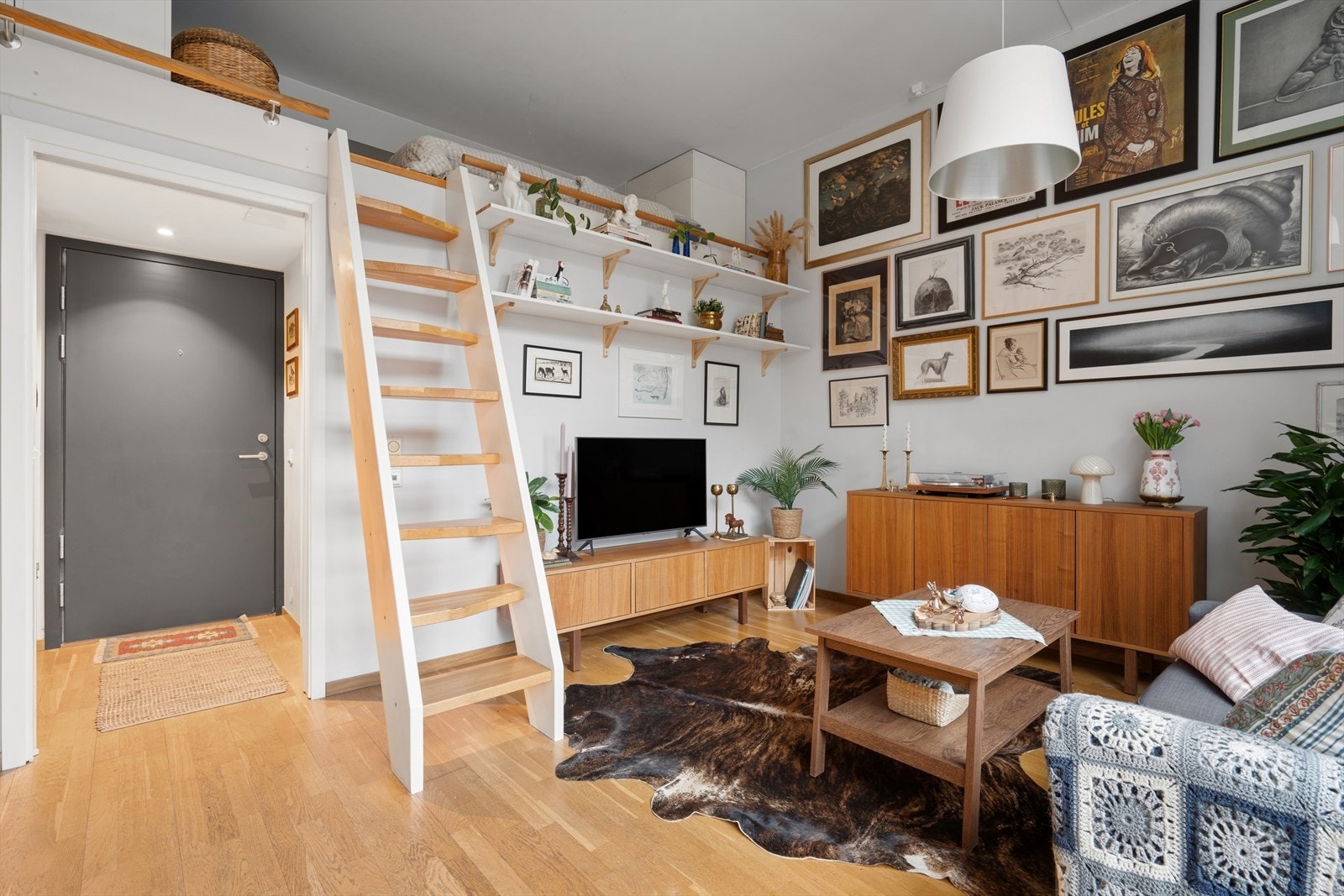 Fra stuen er det trapp opp til leilighetens hems. Galleribilde