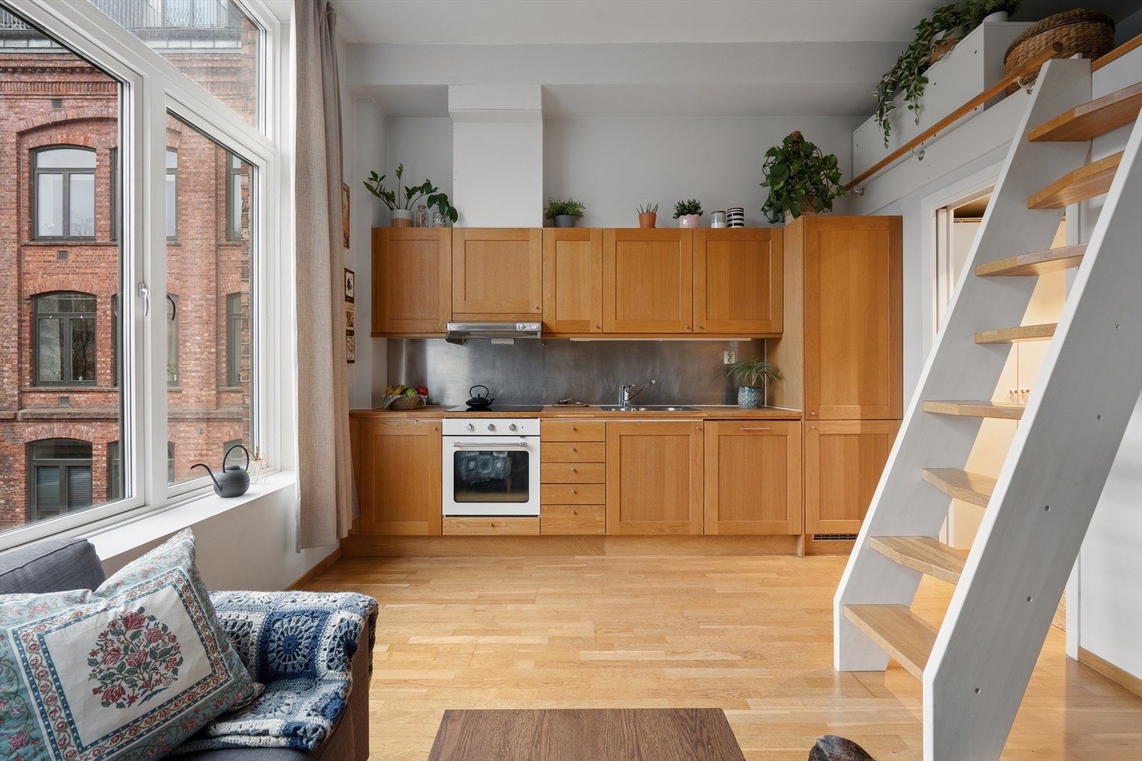 Lyst kjøkken i åpen løsning med profilerte eikefronter. Galleribilde