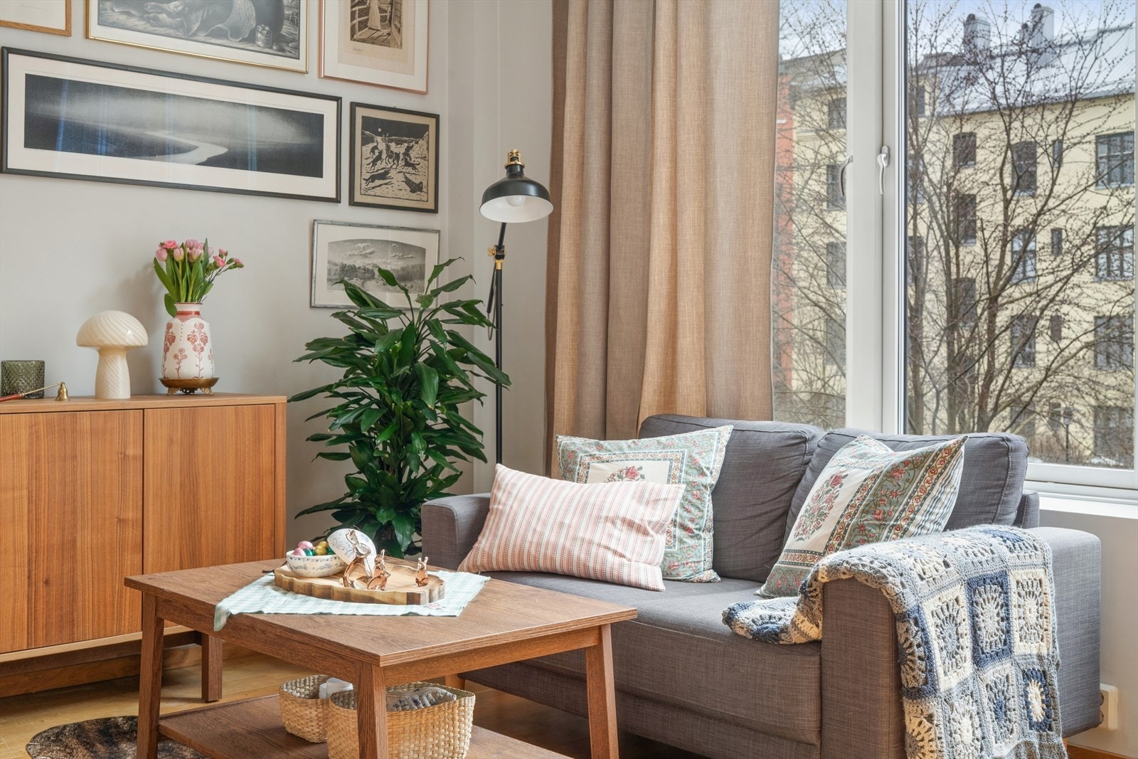 Leiligheten vender mot rolig og frodig gårdsrom. Galleribilde