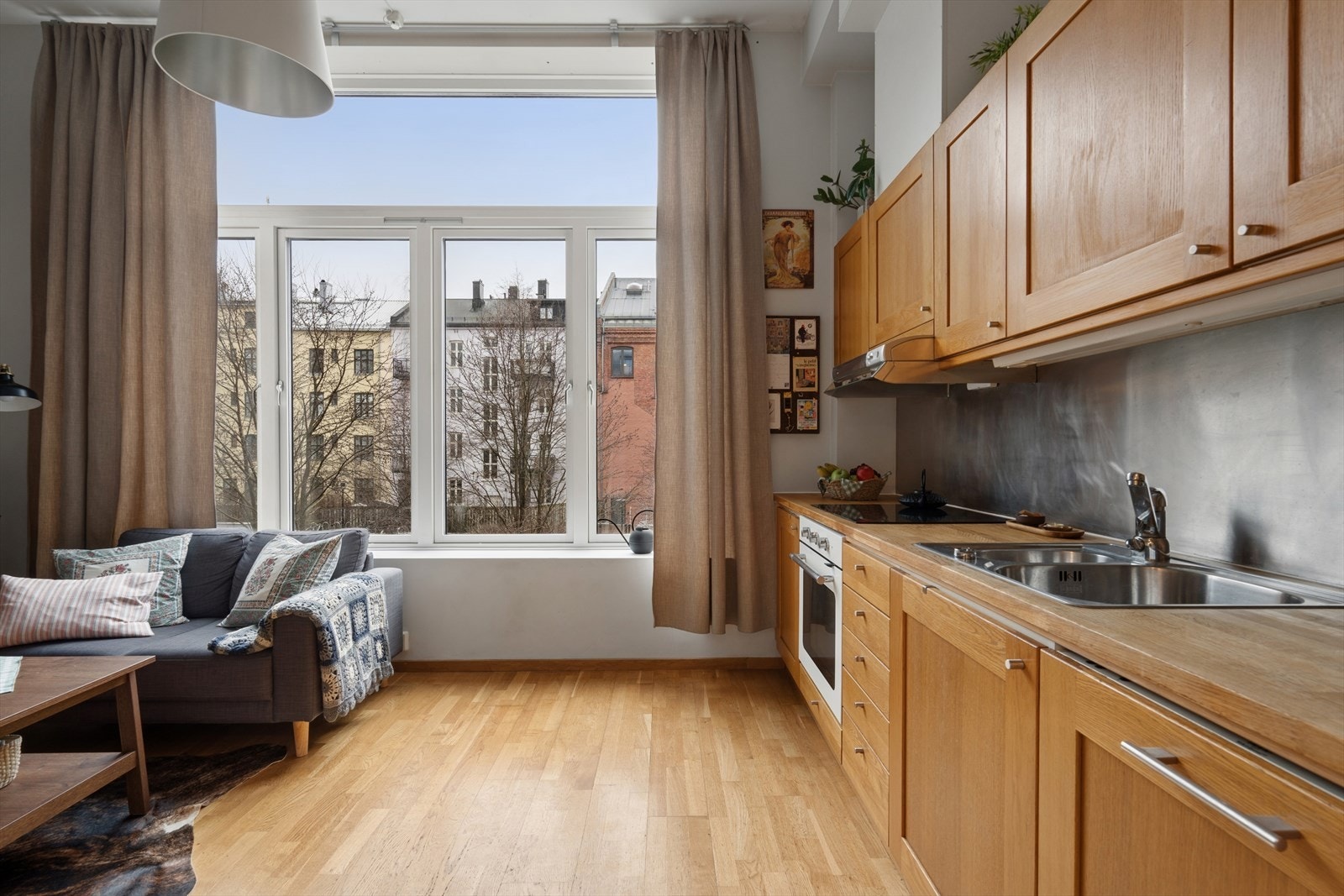 Kombinasjonen av takhøyden og den store vindusflaten gir leiligheten særpreg og god romfølelse. Galleribilde