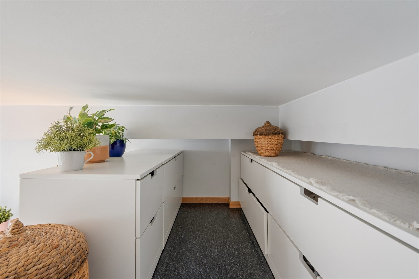 Her er det kommoder til oppbevaring av klær. Galleribilde