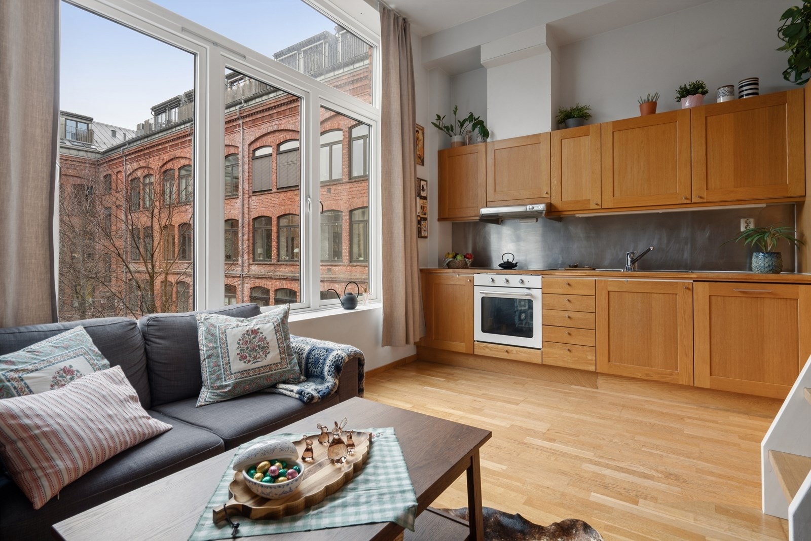 Her er det store vindusflater og takhøyde på hele 3,24 meter som gir en god romfølelse. Galleribilde