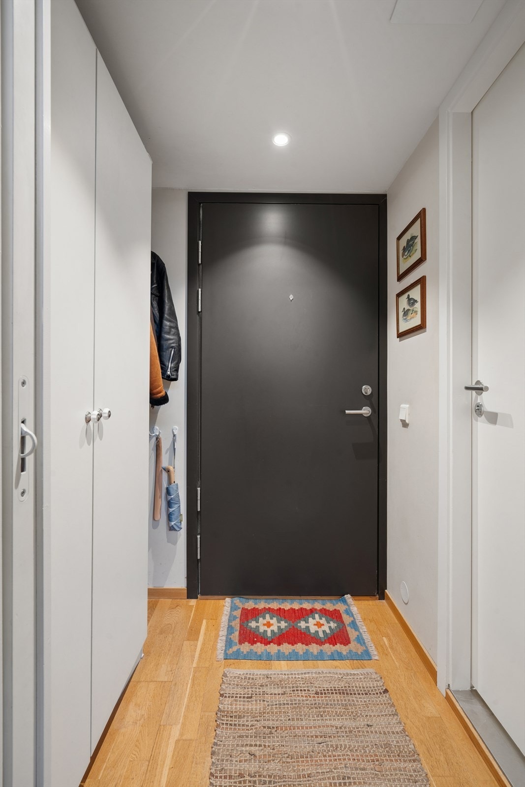 Praktisk entré med plass til oppheng og garderobeskap. Galleribilde